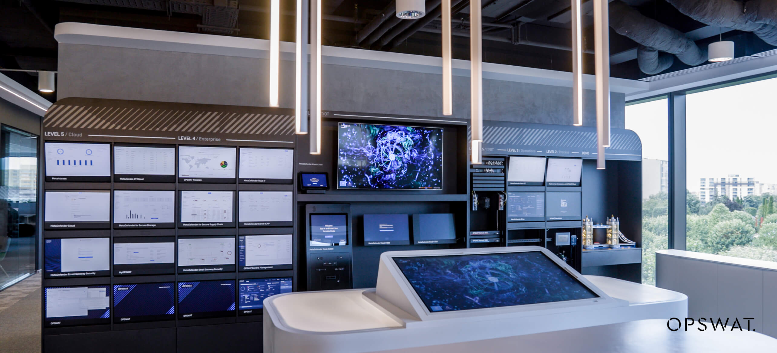 ダッシュボードを備えた最新のOPSWAT ルーマニア・サイバーセキュリティ・オペレーション・センターは、重要インフラのサイバーセキュリティにおけるOPSWAT ルーマニアの役割を強調している。