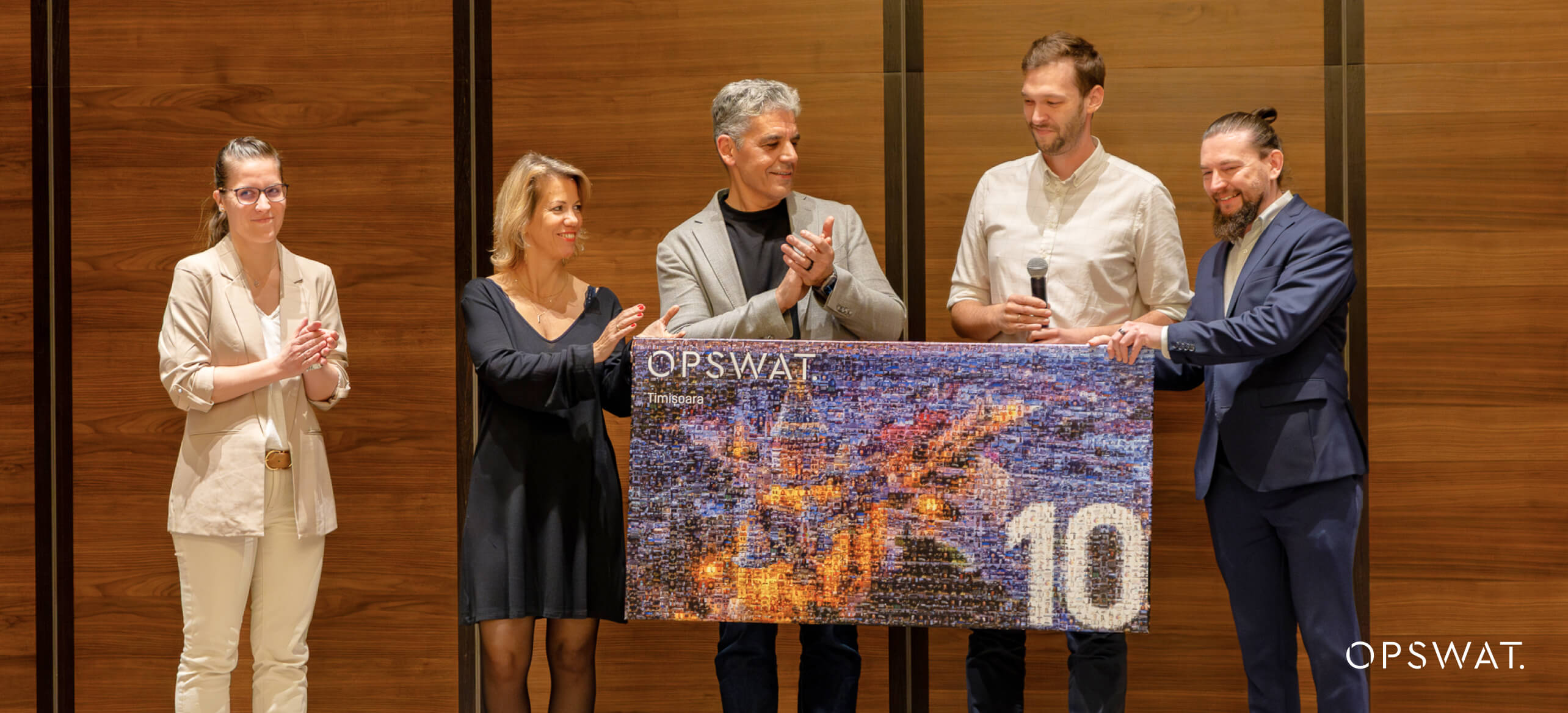 OPSWAT ルーマニア10周年記念アートワークを開催し、重要インフラのサイバーセキュリティにおけるOPSWAT ルーマニアの役割を強調するグループ