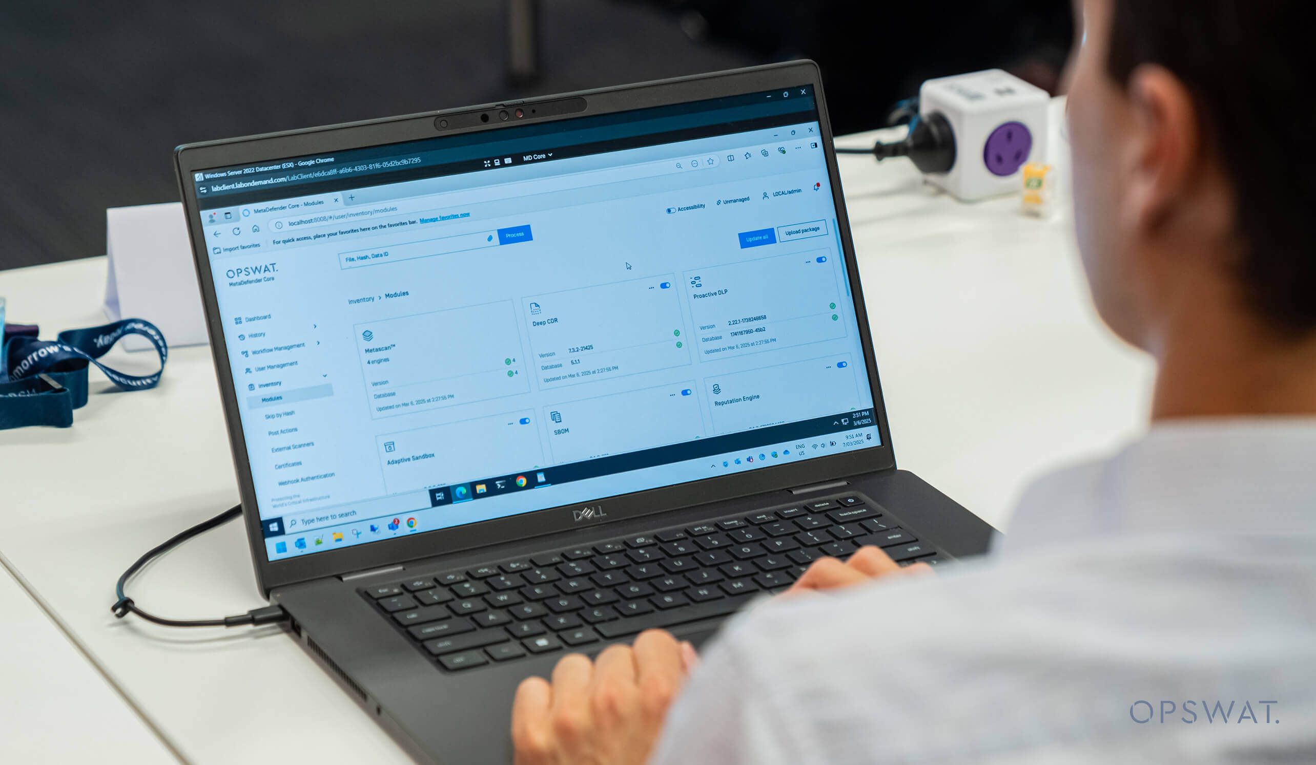 Ein Bootcamp-Teilnehmer tippt auf einem Laptop und zeigt die praktische Schulung in der Cloud CIP-Laborumgebung
