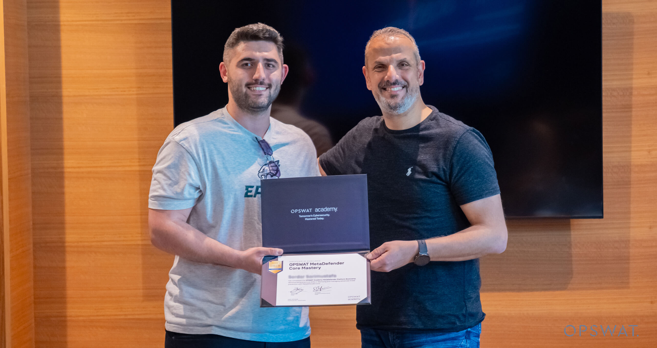 MetaDefender Platform Bootcamp Dubaiの修了証を手に笑顔でイベントに参加する2人