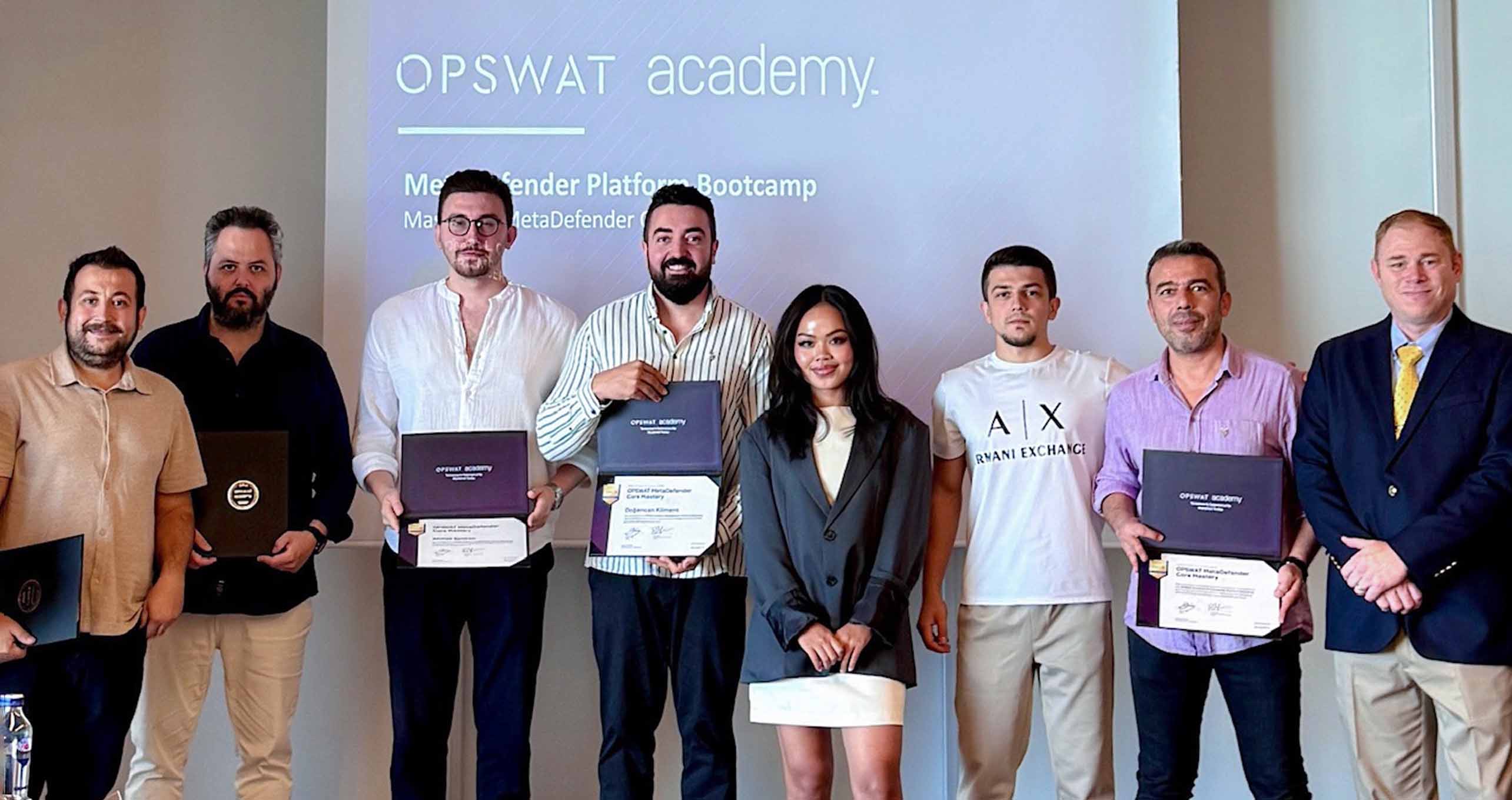 Gruppo di diplomati del bootcamp internazionale di cybersecurity di OPSWAT Academy con i certificati in mano al lancio del CIP Lab di Istanbul