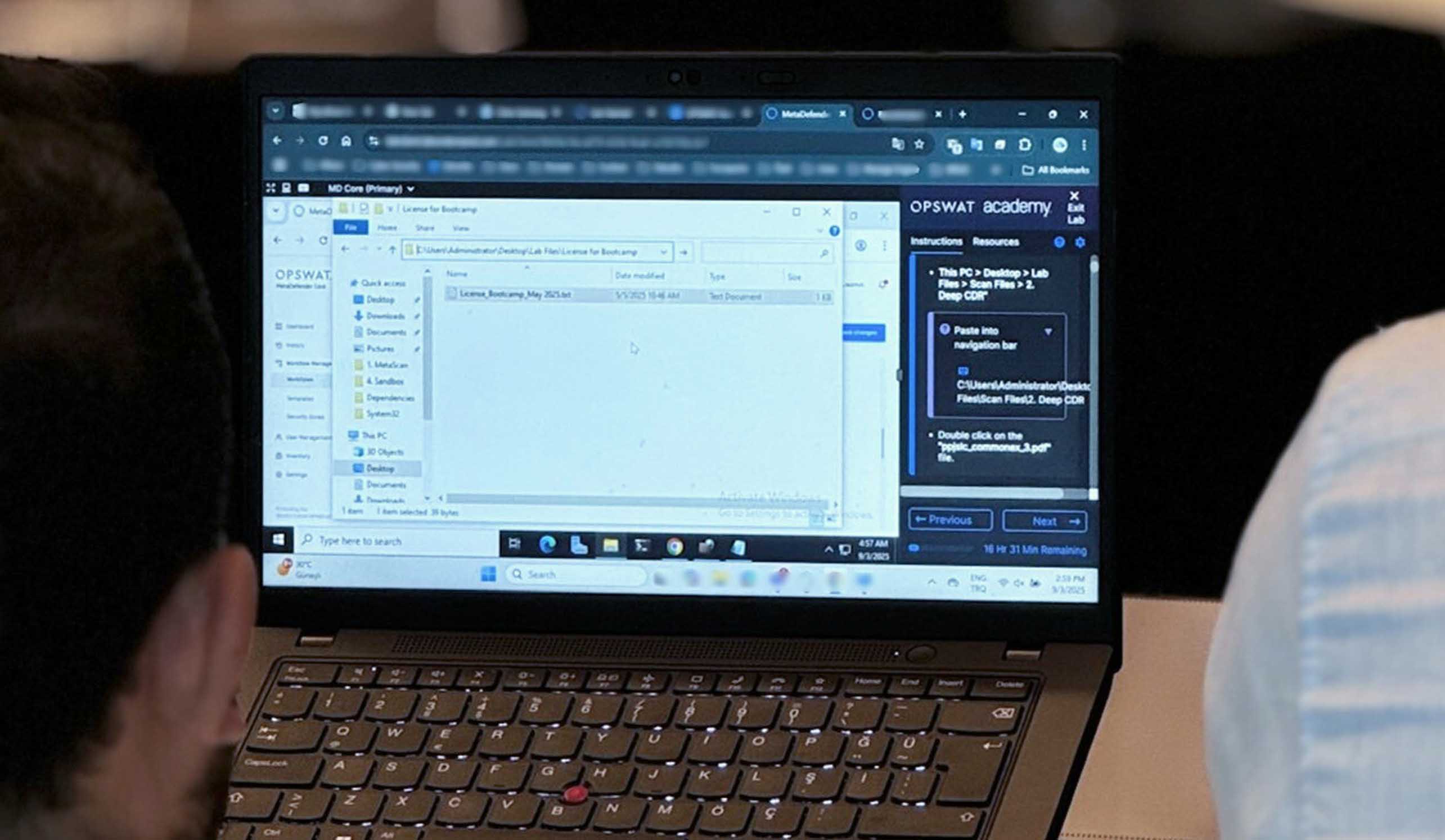 Schermo del computer portatile che mostra il riepilogo del bootcamp internazionale di cybersecurity di OPSWAT Academy con interfaccia CIP Lab autoguidata