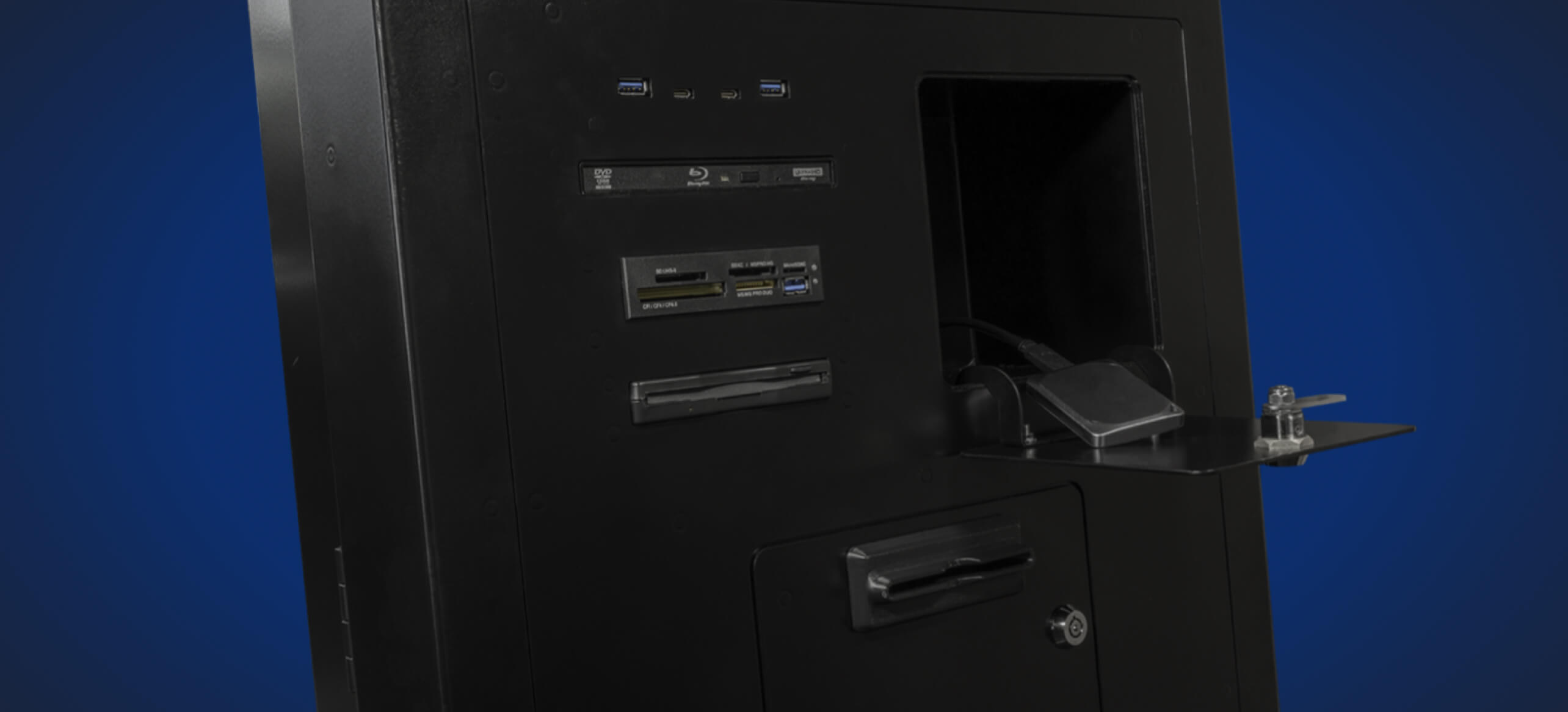 Produktfoto mit neuem gesicherten Laufwerksschacht auf MetaDefender Kiosk Tower