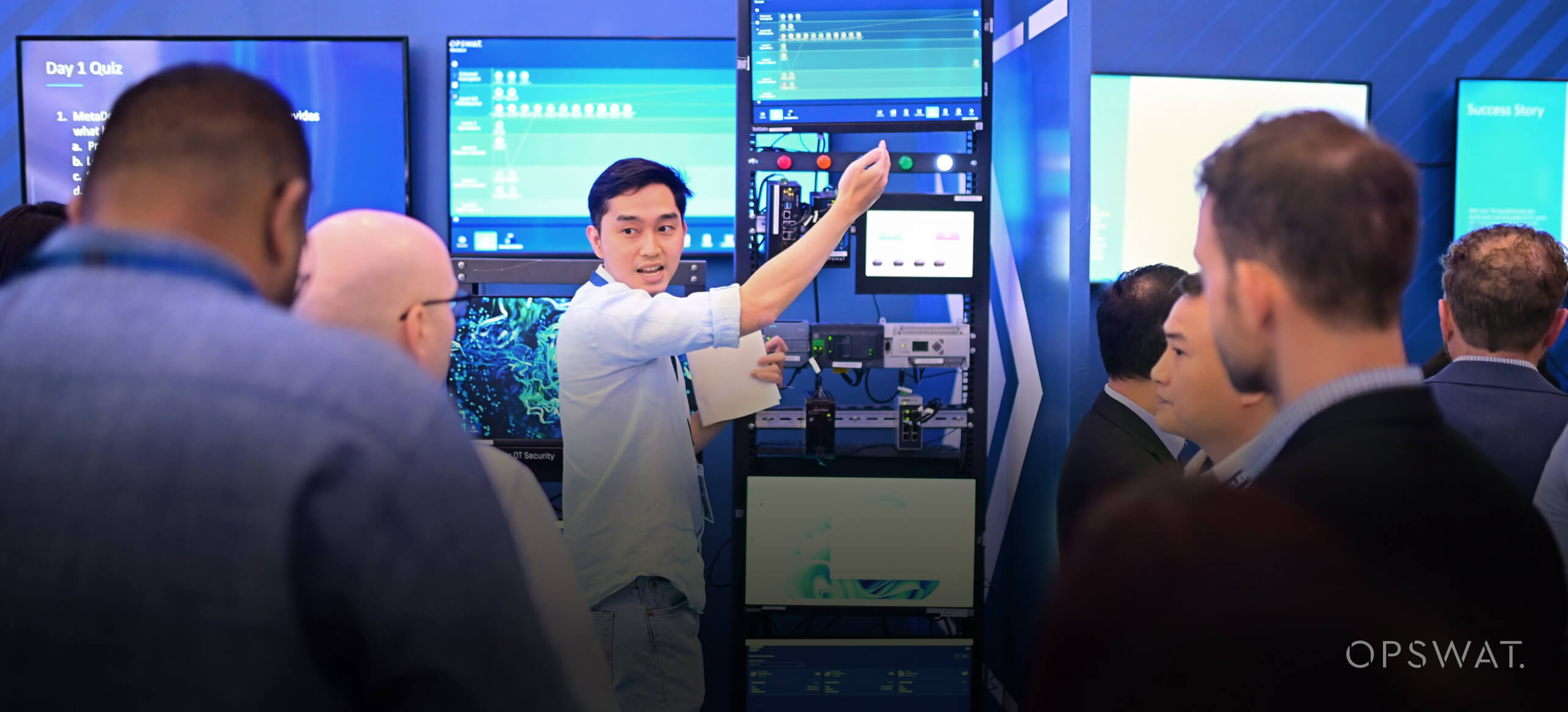 OPSWAT Bir ticaret fuarında katılımcılara ürün özelliklerini açıklayan çalışan