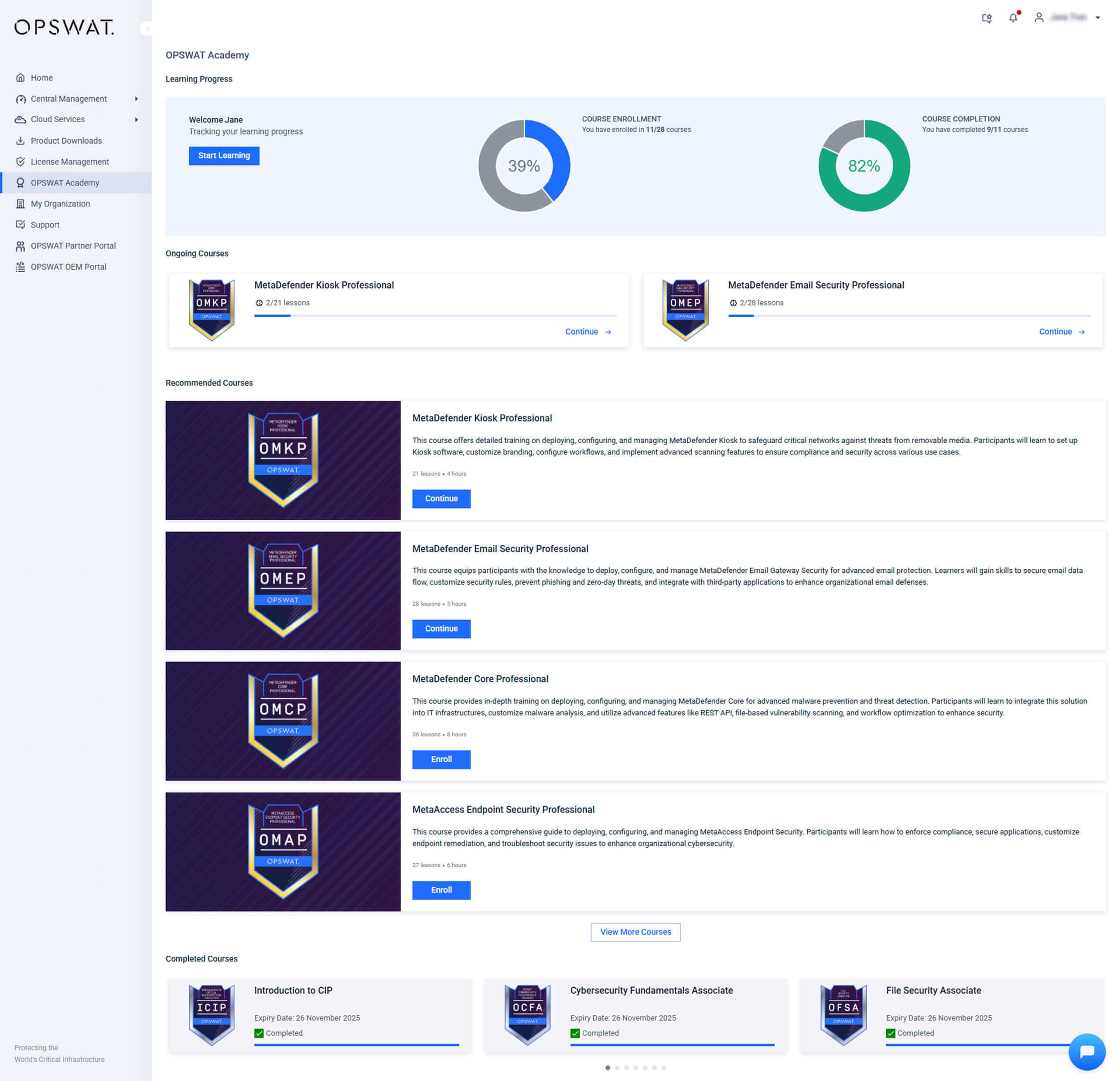 Az irányítópult képernyőképén a tanulási előrehaladás kördiagramja és a kurzusajánlatok a My OPSWAT portálon.
