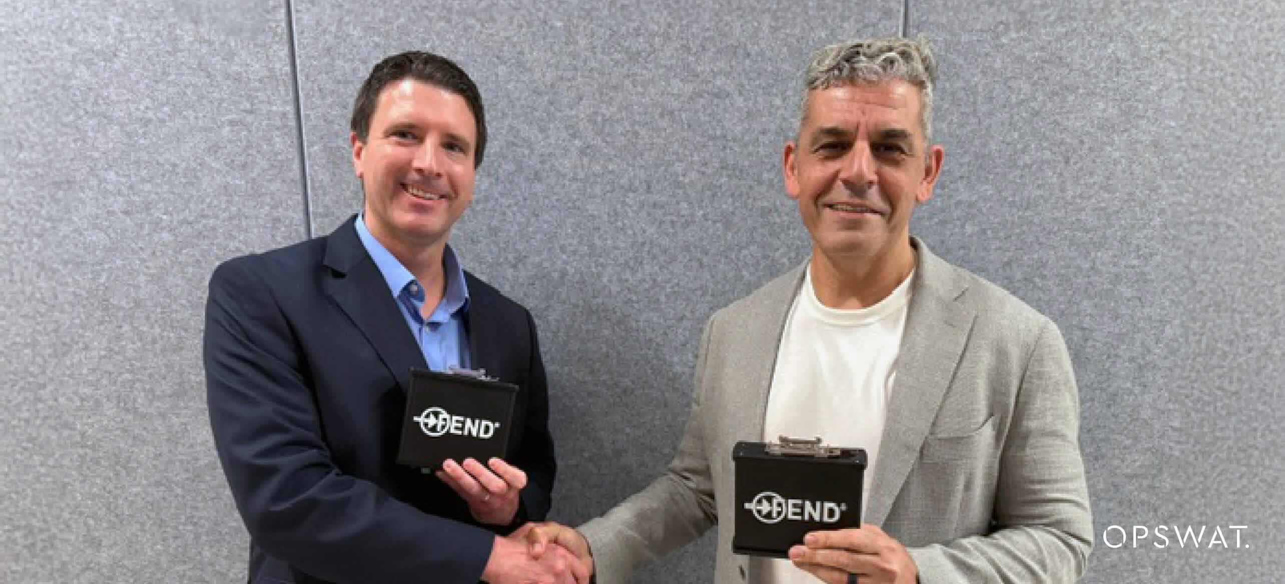 兩位專業人士手持OPSWAT 認證的網路安全設備握手,象徵合作與創新