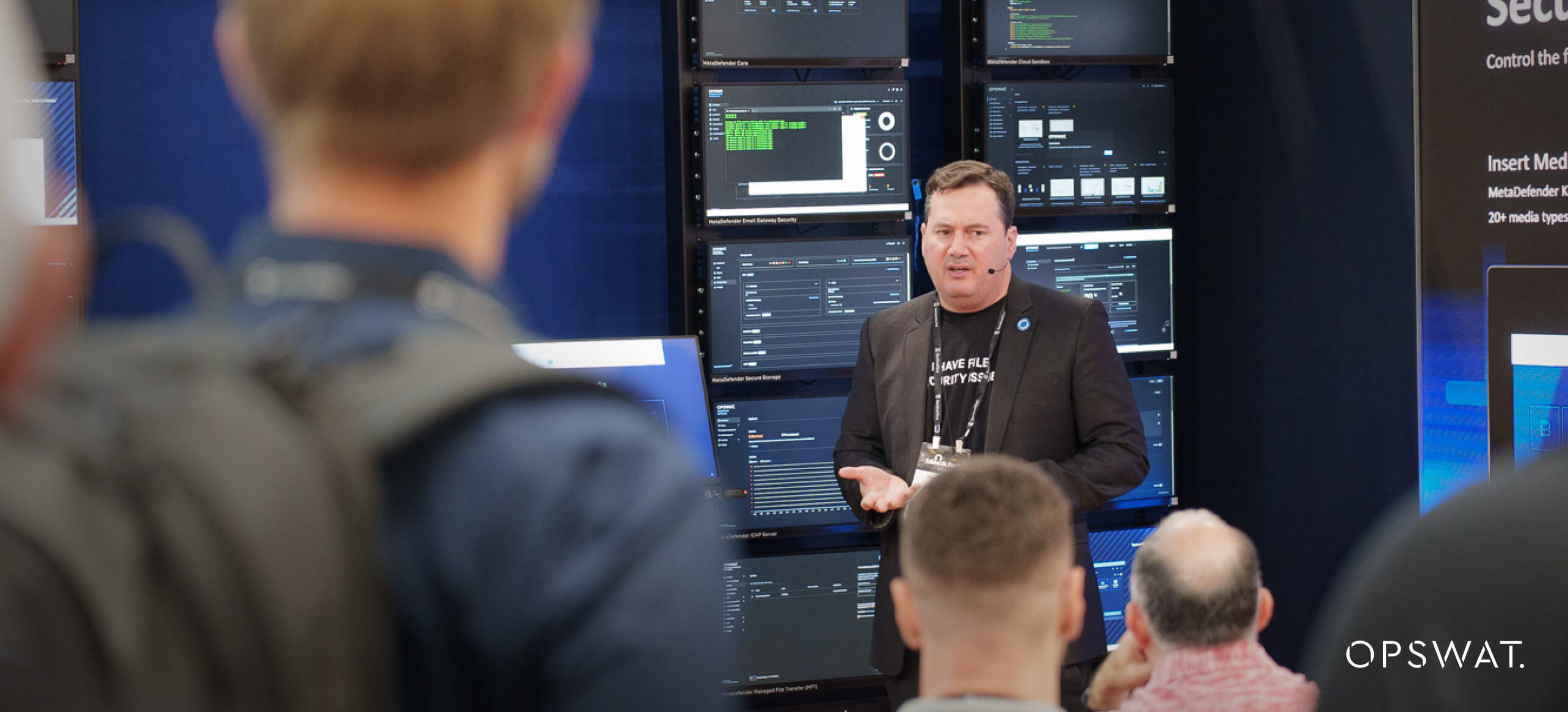 OPSWAT ekibini GITEX Europe standında ürünleri gösterirken gösteren fotoğraf