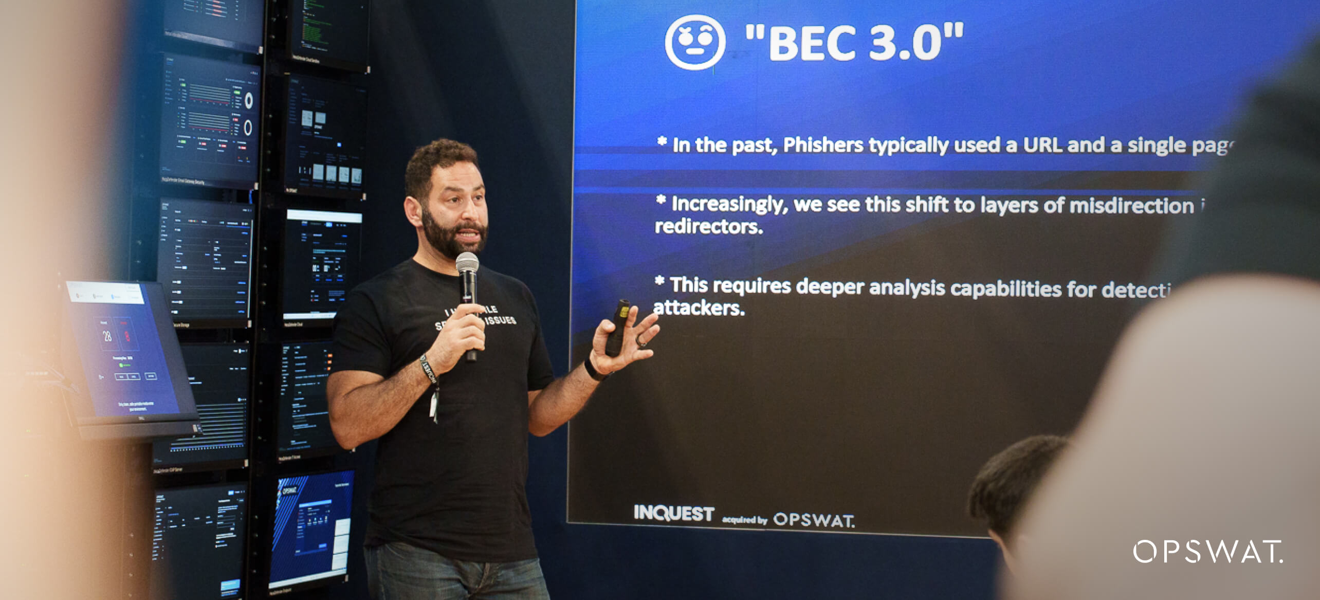 GITEX Europe teknoloji etkinliğinde sunum yapan OPSWAT uzmanlarını gösteren fotoğraf