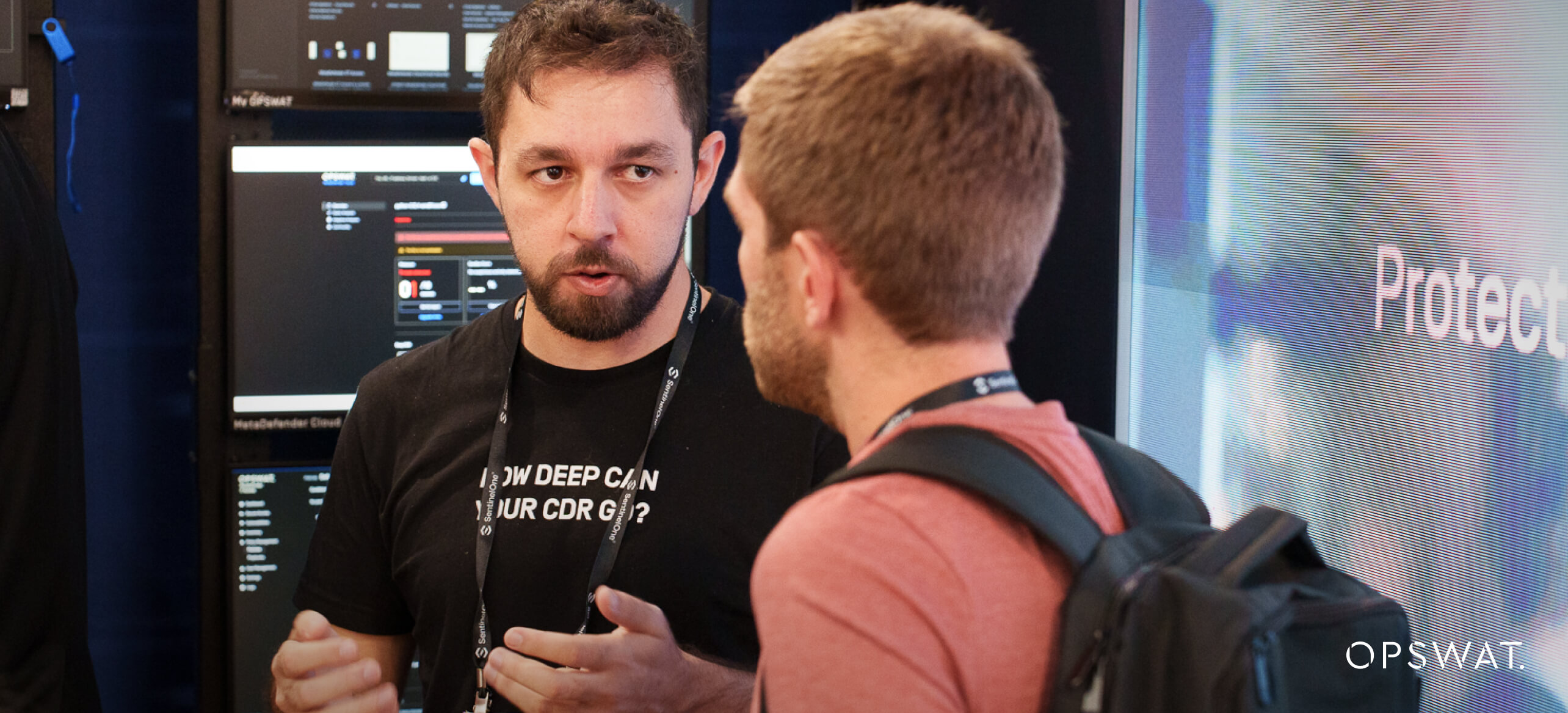 OPSWAT temsilcilerinin GITEX standında ziyaretçilerle görüşmelerini gösteren fotoğraf