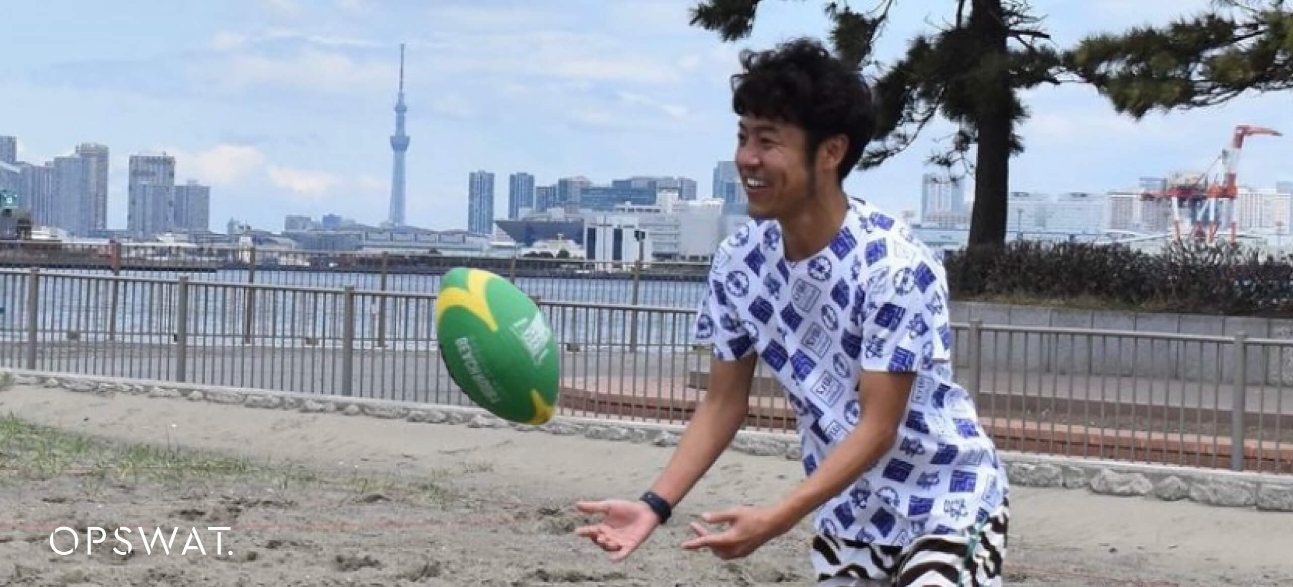 捕球する田口達也