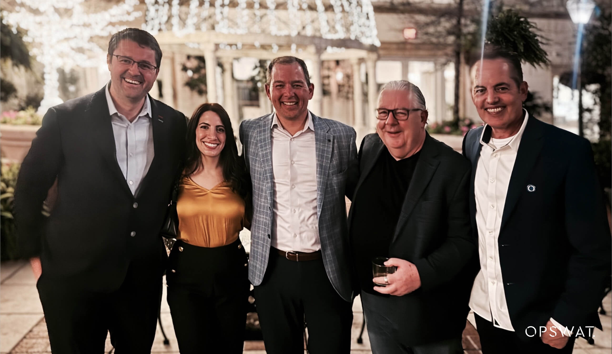 SHI 代表接受美洲年度最佳通路合作夥伴獎項的照片