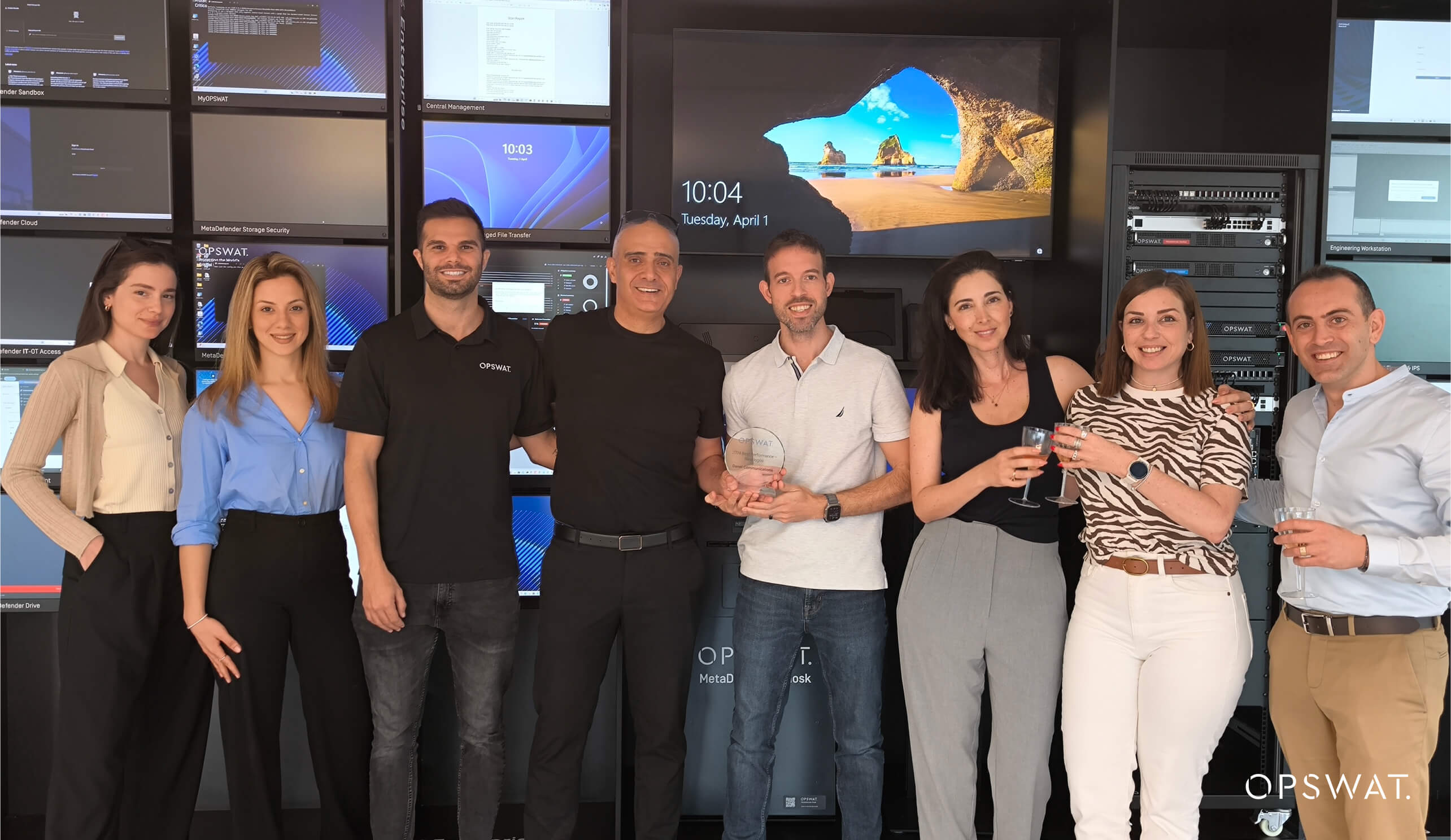 照片顯示 Danet Communications 團隊榮獲新標誌最佳表現獎