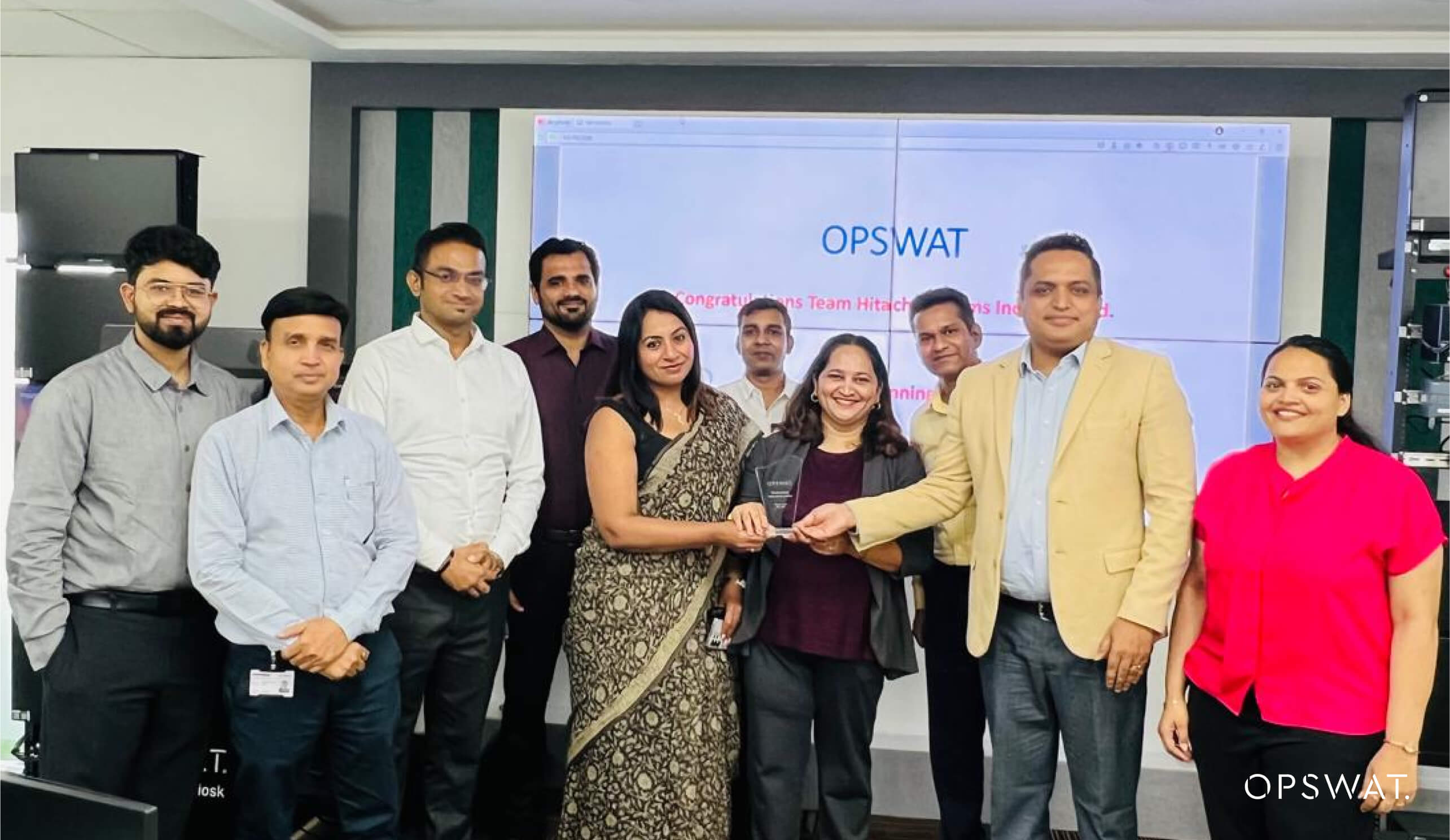 照片顯示日立團隊榮獲印度年度最佳通路合作夥伴殊榮