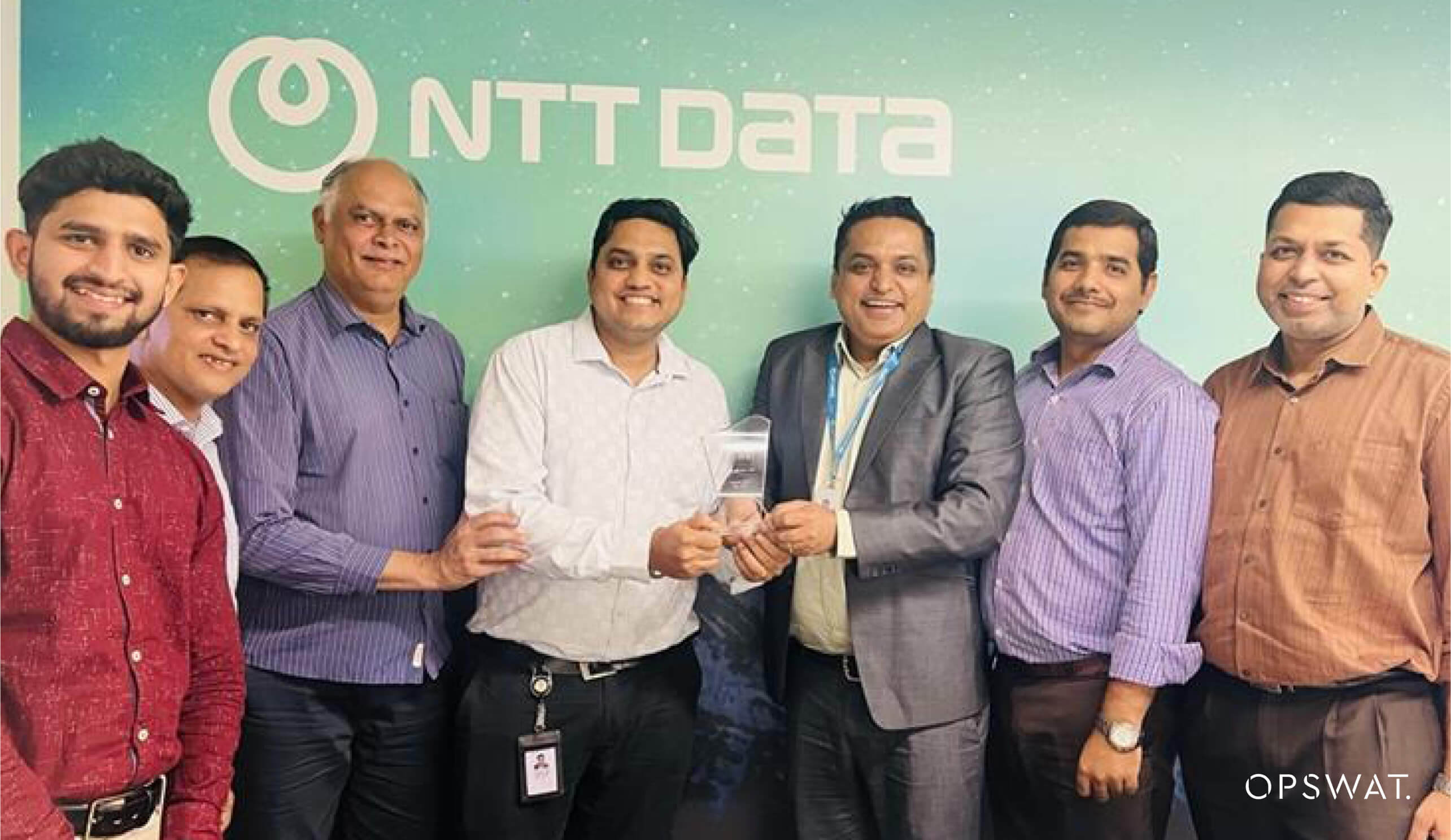NTT 團隊榮獲印度年度最佳通路夥伴的照片