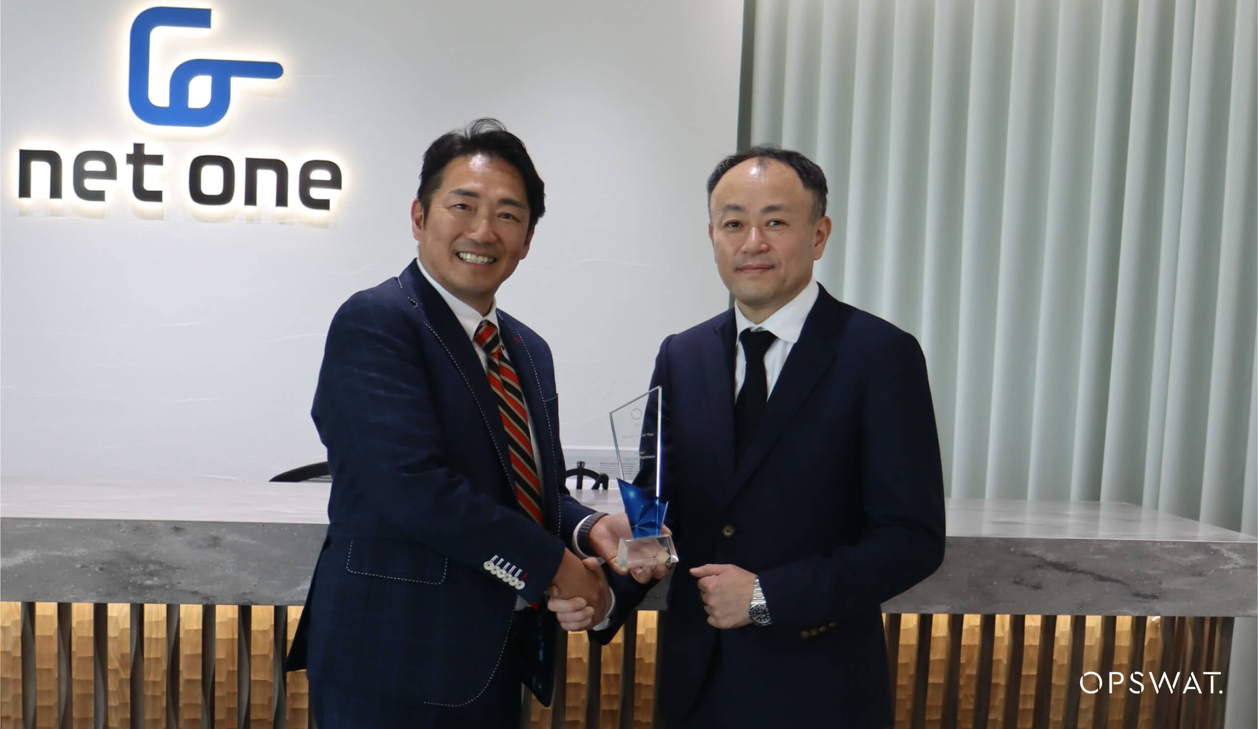 Net One Partners 團隊與日本年度最佳通路合作夥伴獎項的合照