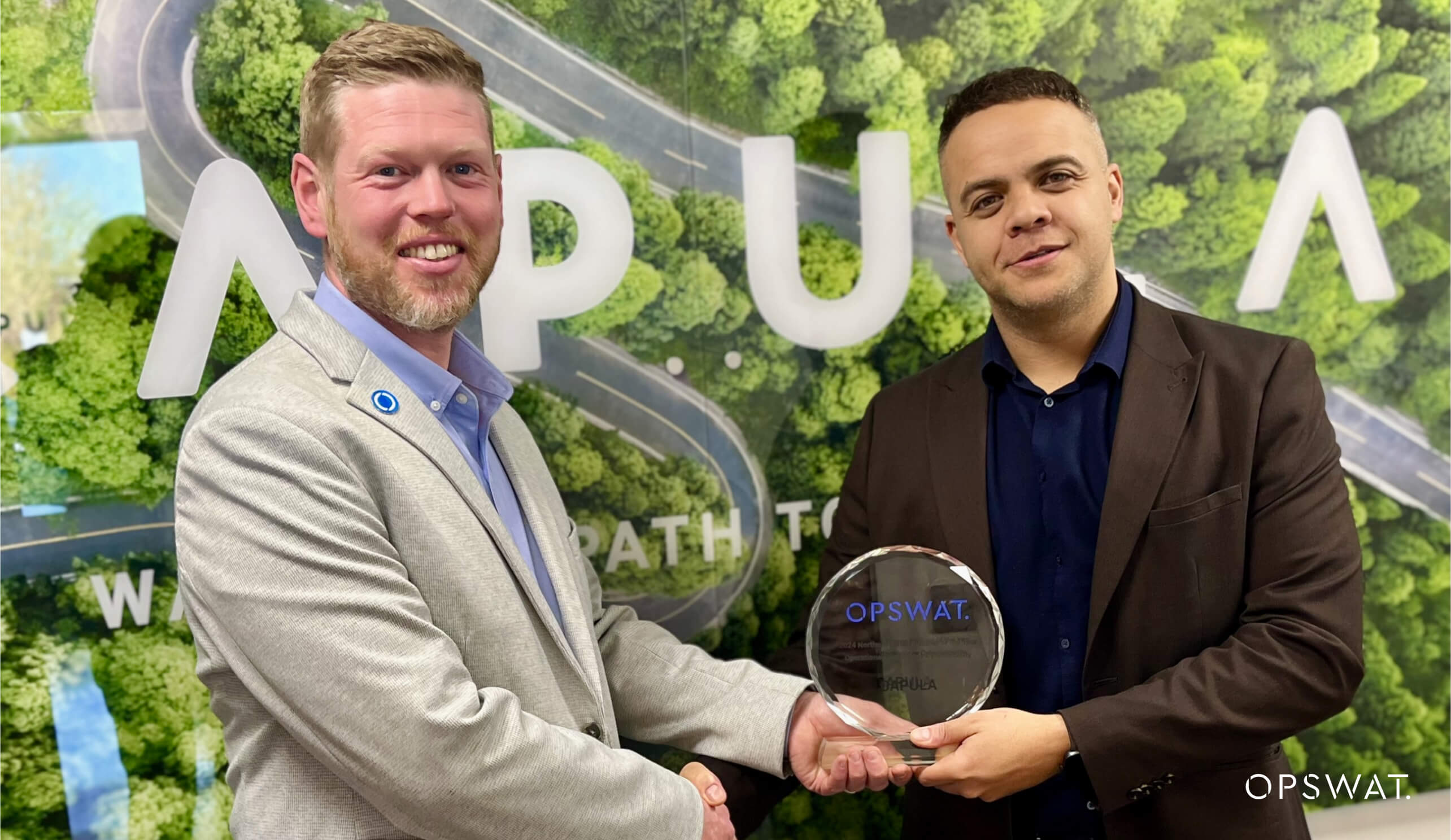 Capula 團隊接受北歐年度最佳通路合作夥伴獎項的照片