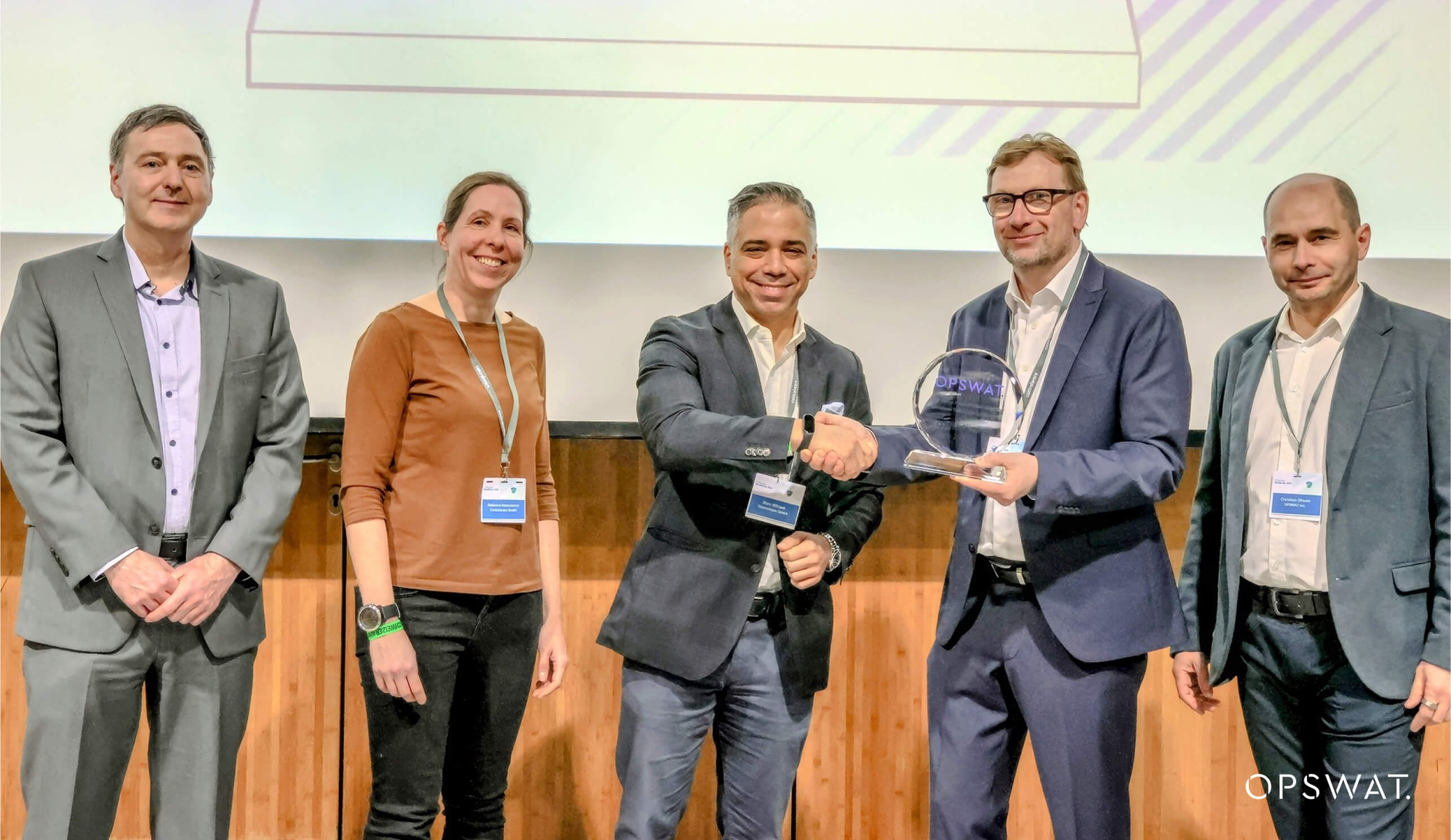 Controlware 團隊與中歐年度最佳通路合作夥伴獎項的合照