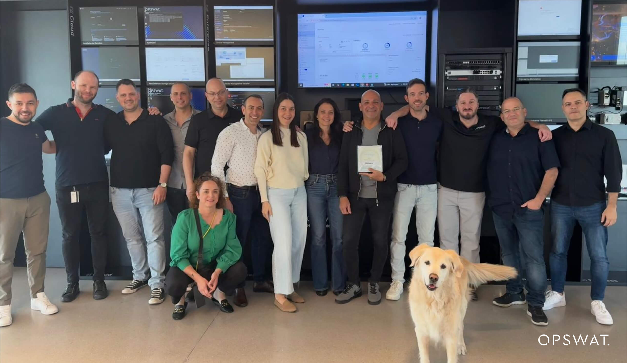 照片顯示 Bulwarx 團隊接受以色列年度最佳通路合作夥伴獎項