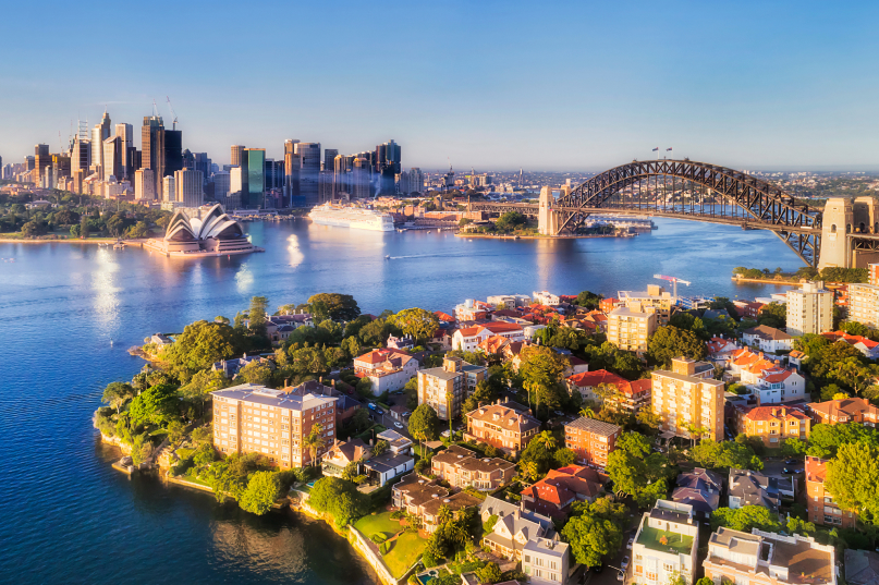 Opera Binası ve Liman Köprüsü ile Sidney silüeti