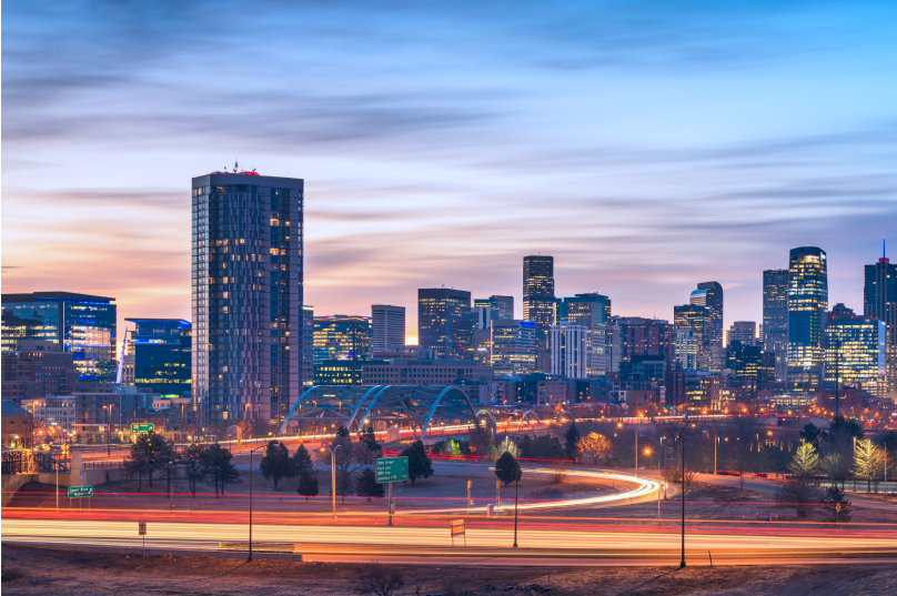 Işık patikaları ile alacakaranlıkta şehir silüeti