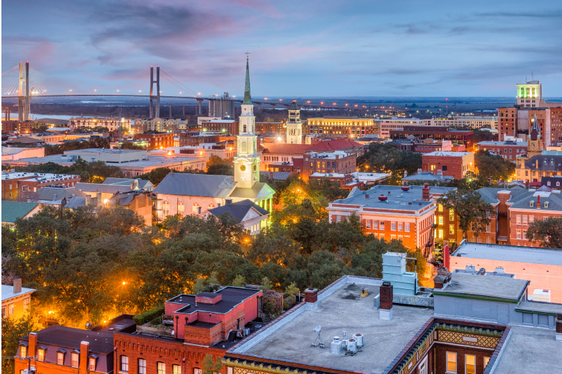 Köprü ve tarihi binalarla alacakaranlıkta şehir manzarası