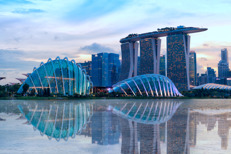 NITSL Konferansında Mayıs 2025 OPSWAT güncellemesinin yapılacağı Marina Bay Sands ile Singapur silüeti