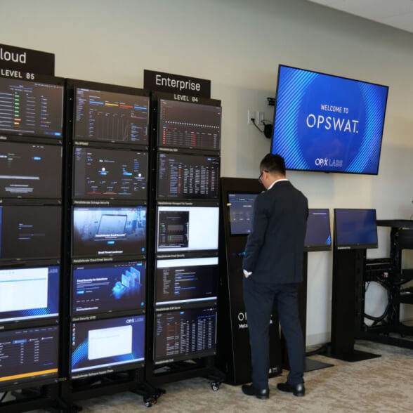 Arlington ofisinde birden fazla gösterge paneli ve karşılama ekranı bulunan siber güvenlik laboratuvarı