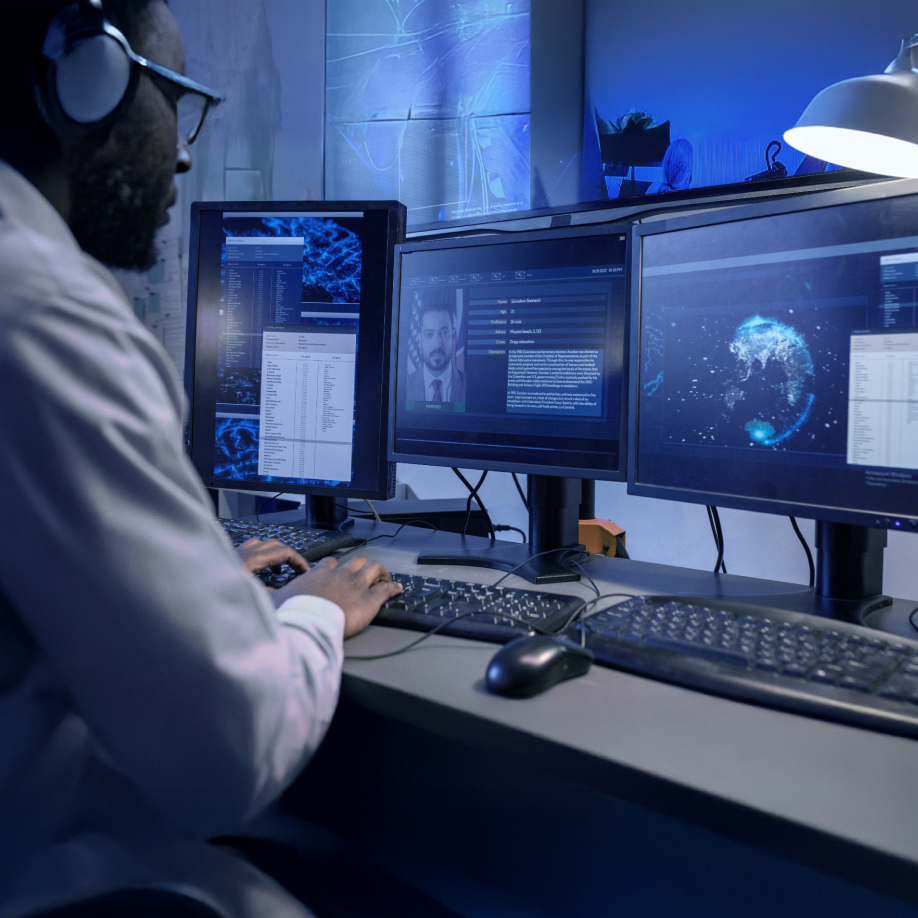 Birden fazla monitörlü iş istasyonunda siber analist