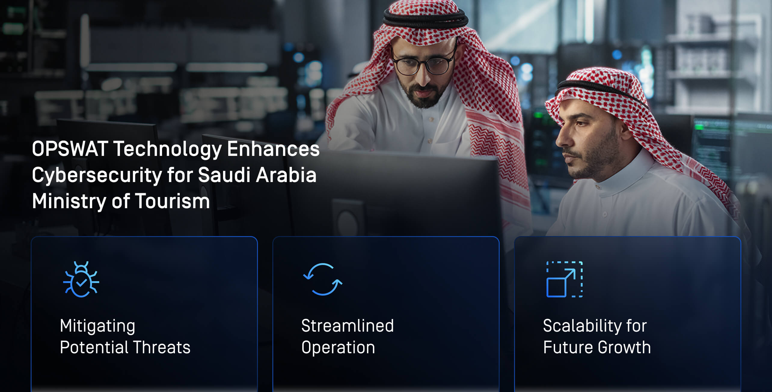 OPSWAT'ın tehditleri azaltma, operasyonları kolaylaştırma ve ölçeklenebilirlik sağlamadaki rolünü vurgulayan, geleneksel Suudi kıyafetleri giymiş iki profesyonel bilgisayar üzerinde çalışıyor