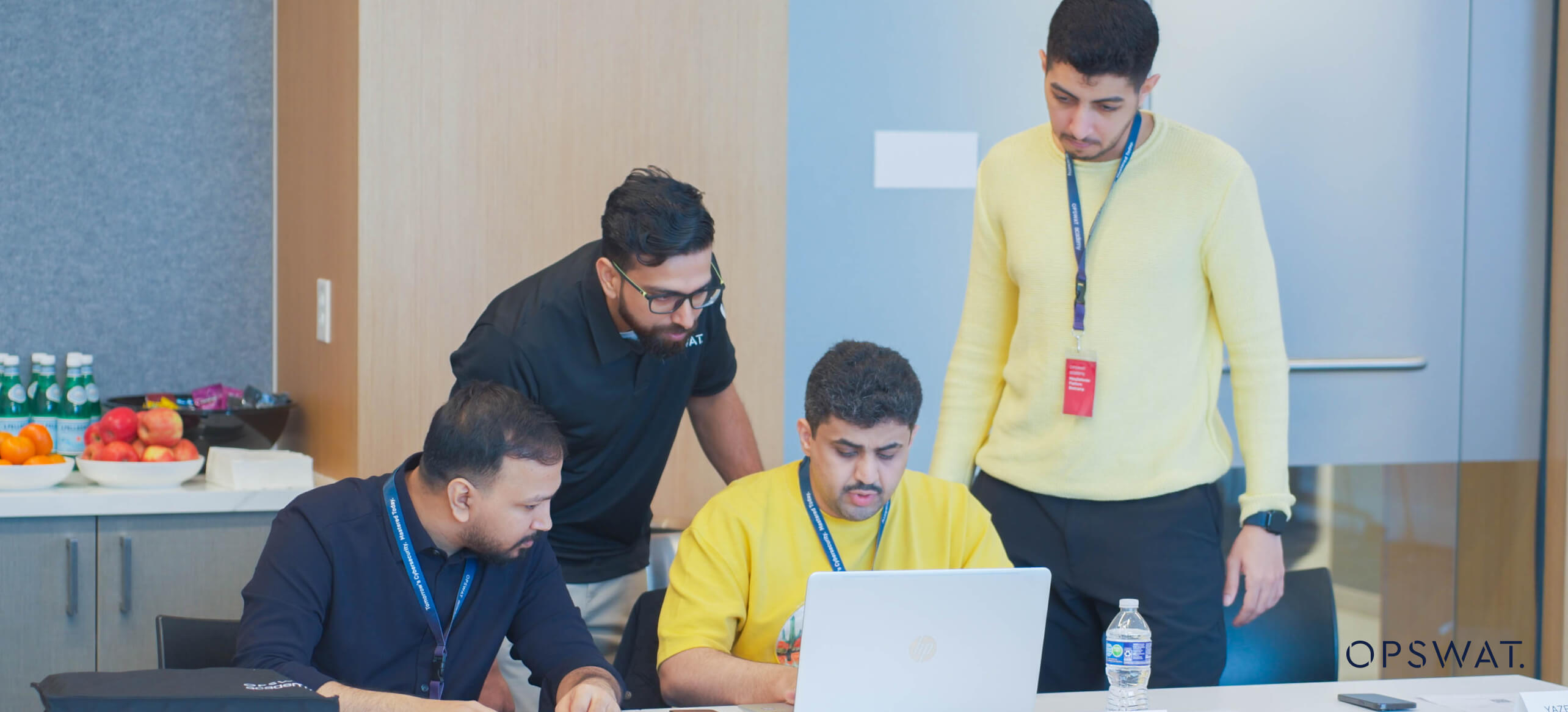 オフィスでノートパソコンに向かう3人の男性のチームコラボレーションシーン