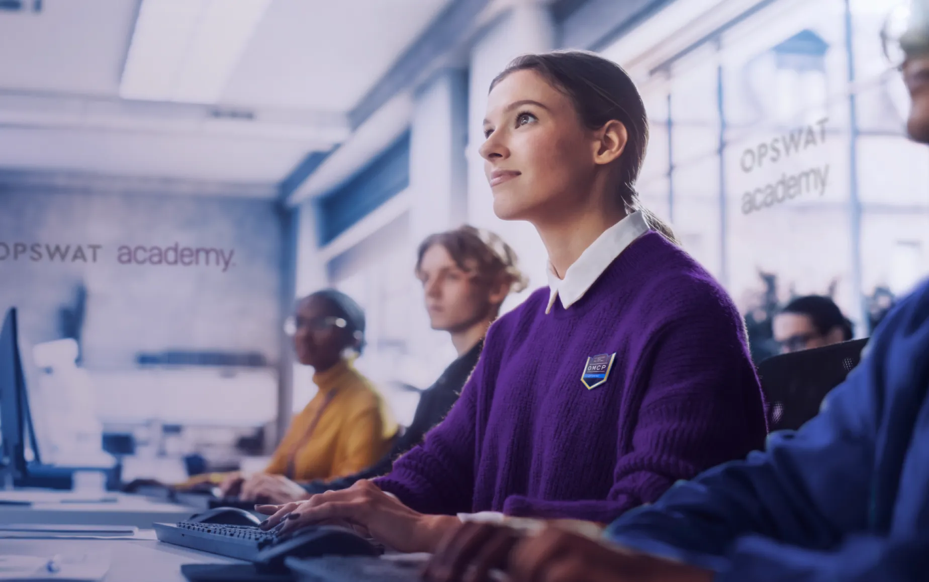 Grupo de alunos que participam numa sessão de formação sobre cibersegurança baseada em computador na Academia OPSWAT