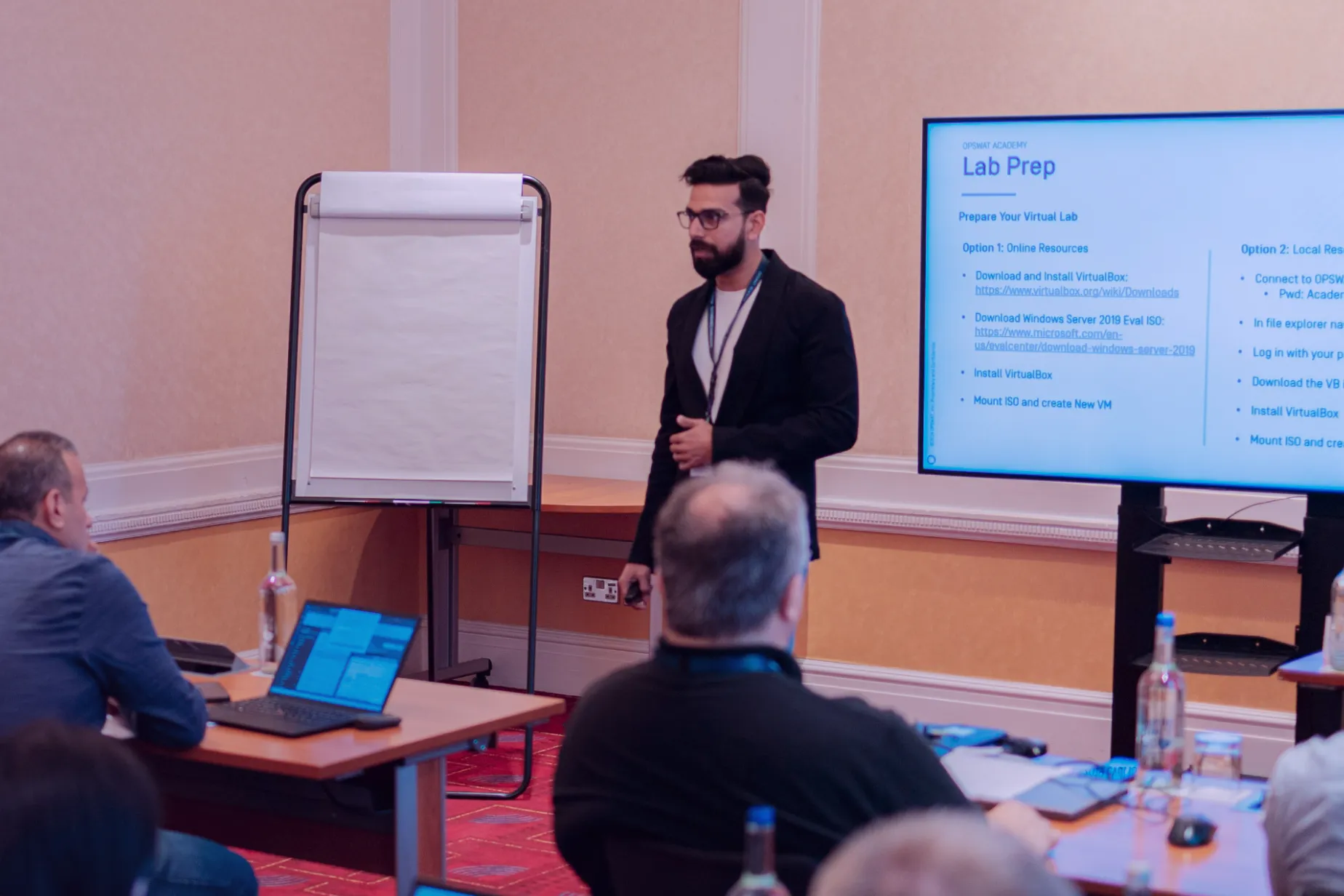 O instrutor apresenta uma sessão prática de preparação do laboratório de cibersegurança durante a formação da Academia OPSWAT no local