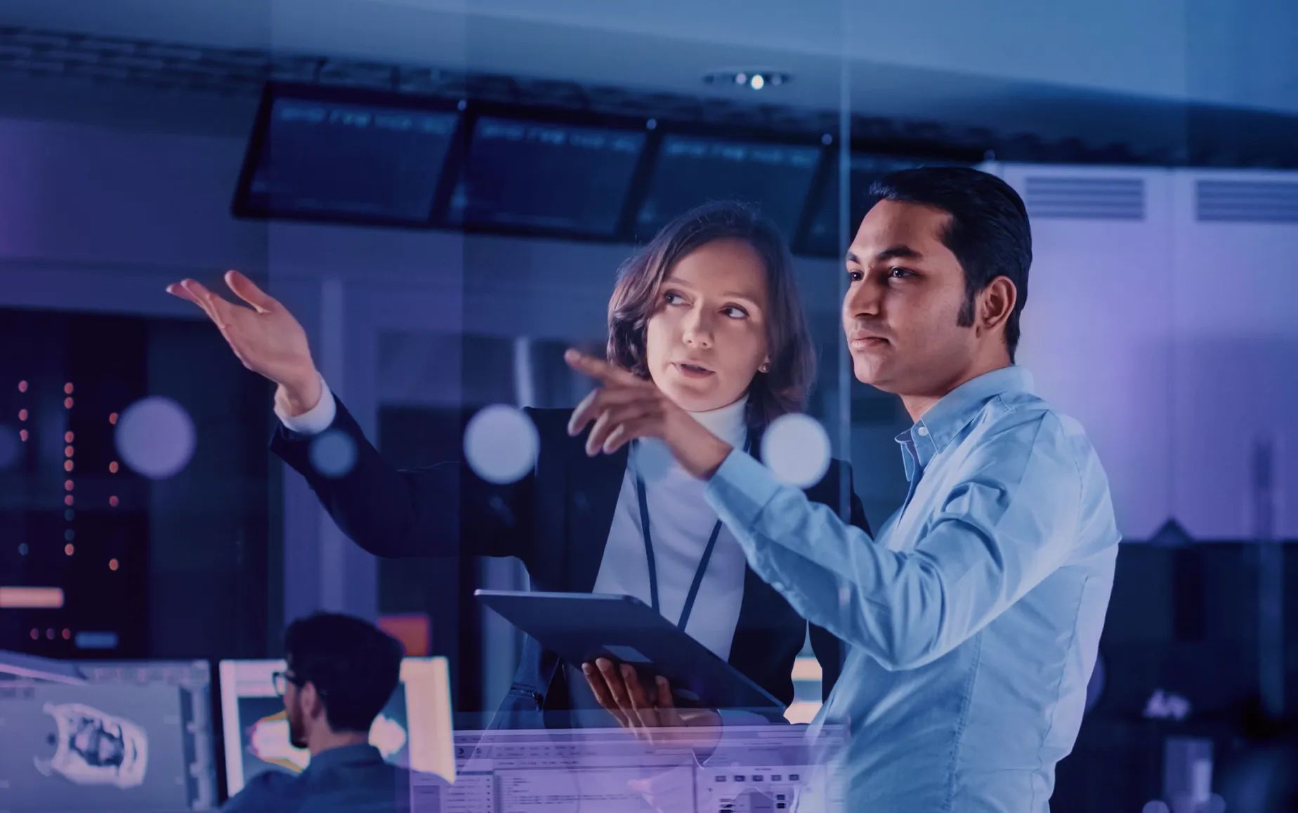 Analistas de cibersegurança num centro de comando a planear a resposta a incidentes durante um cenário de formação