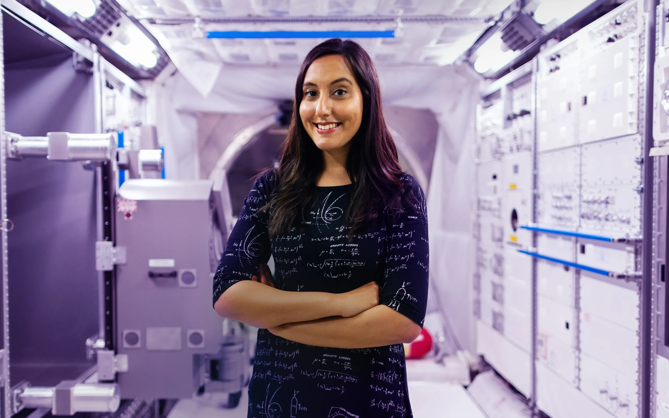 Mulher confiante num ambiente de alta tecnologia, representando as mulheres na cibersegurança e na formação em infra-estruturas avançadas