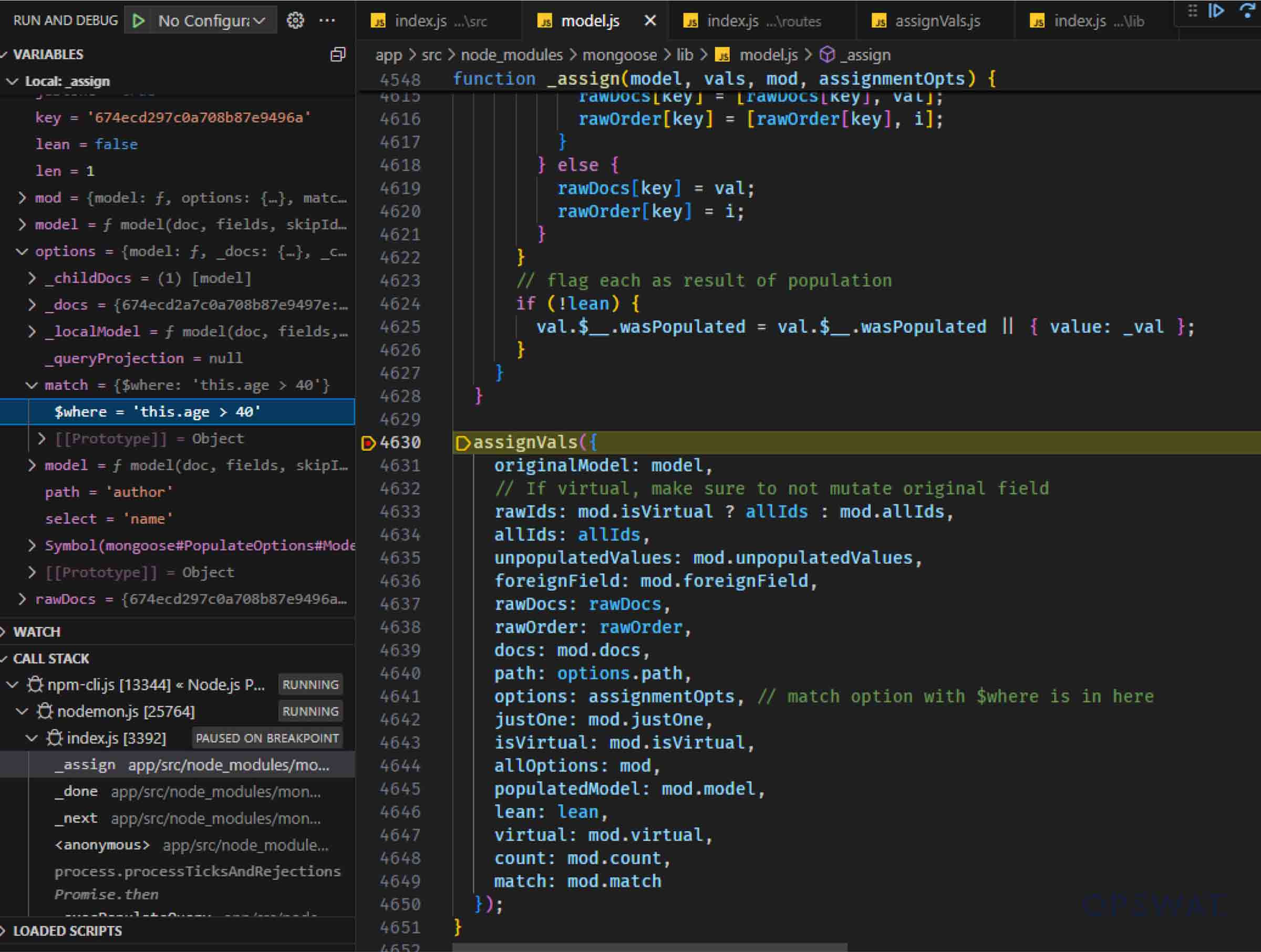 VS Code のデバッグセッションで、Mongoose の $where クエリに関連する JavaScript コードをハイライトしたもの。