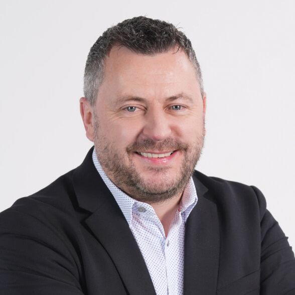 Fotografia capului lui James Neilson, SVP International