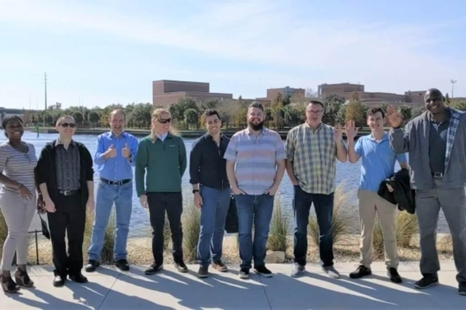 opswat groupe d'employés devant le lac