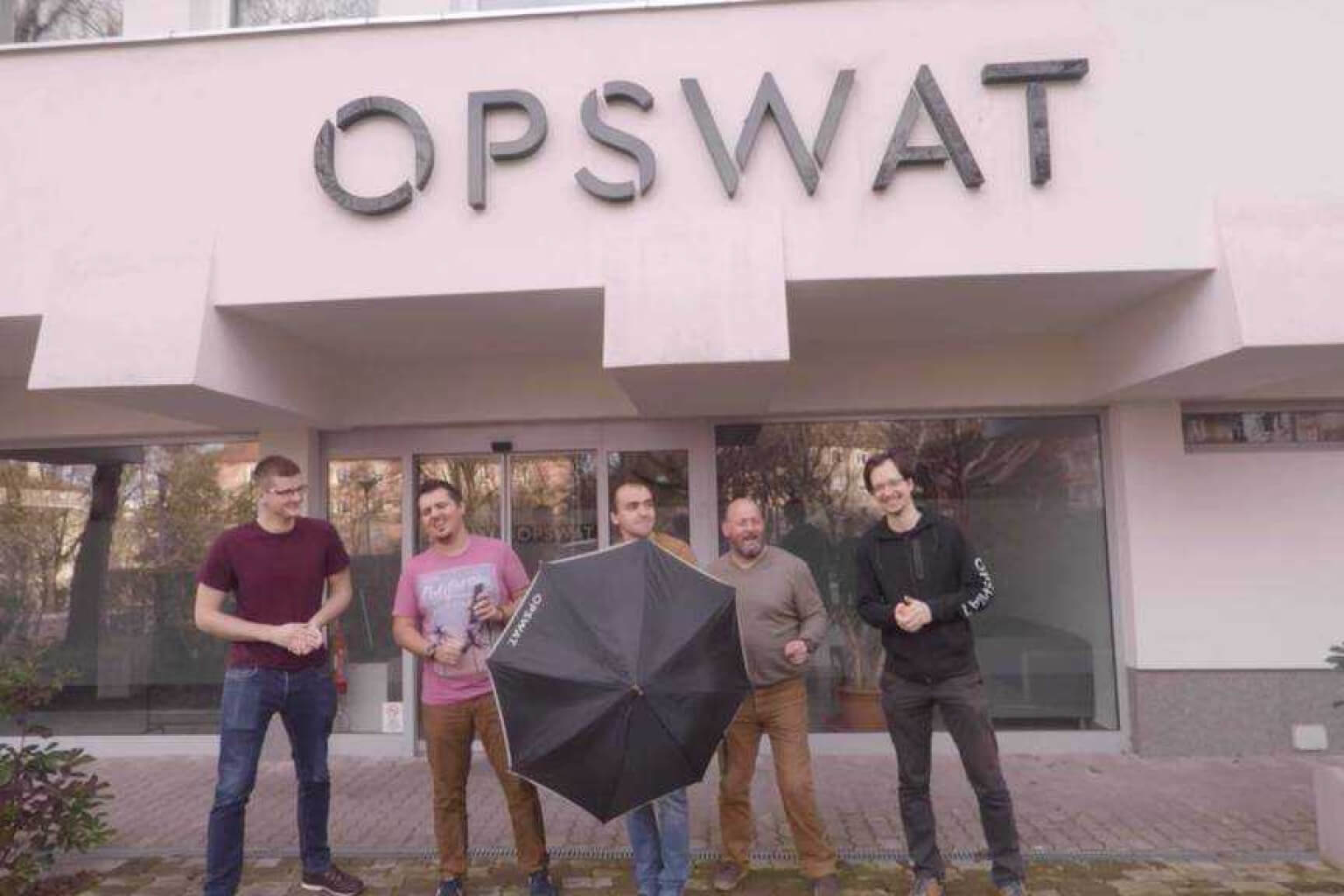 opswat photo de groupe des employés devant le bâtiment opswat