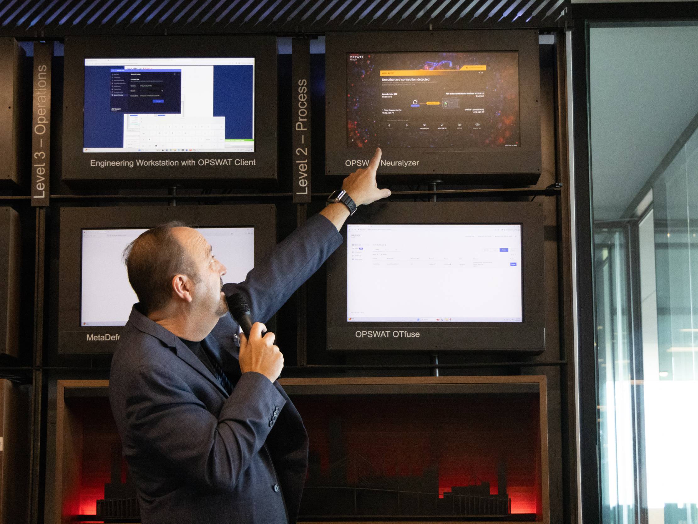 مقدم عرض يشرح OPSWAT Neuralyzer  وحلول أخرى على مستوى العمليات لحماية البنية التحتية الحيوية في مختبرات OPSWAT