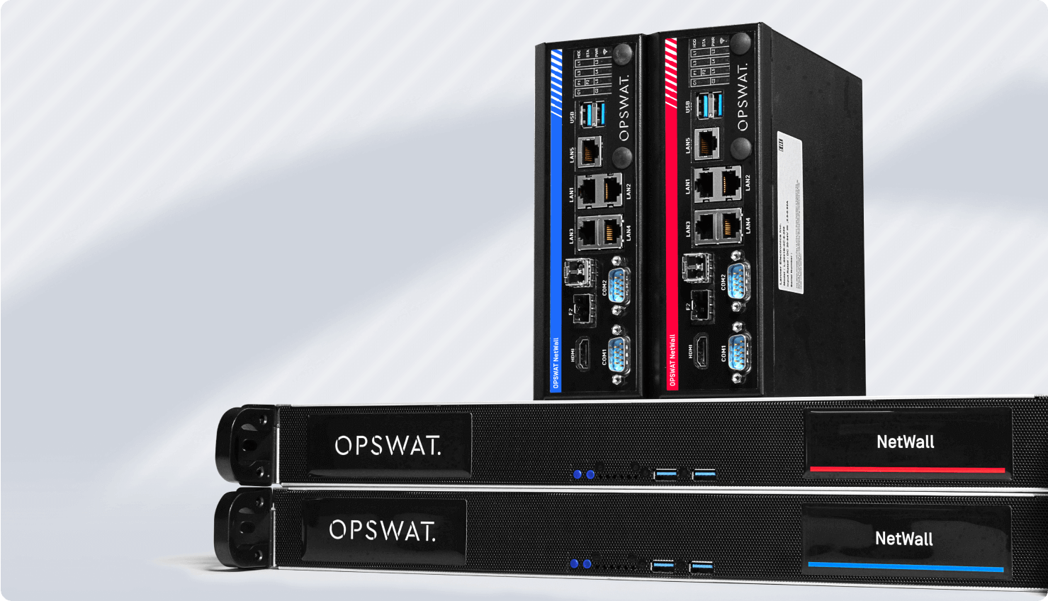 Bağlantı noktaları, LED göstergeler ve etiketler içeren MetaDefender NetWall donanım cihazlarının yakın çekimi