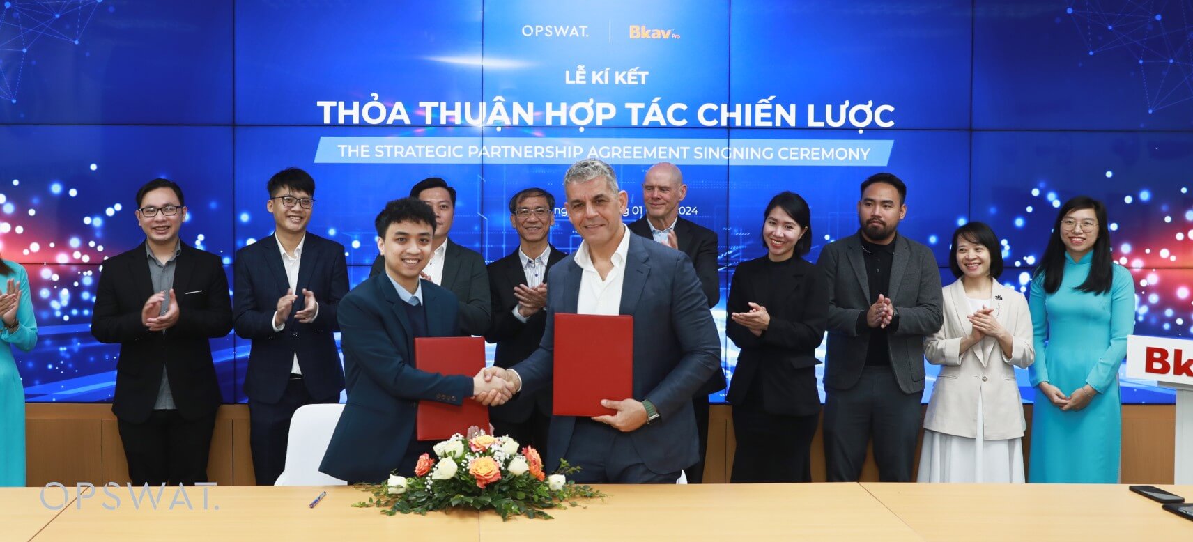 OPSWAT 首席执行官 Benny Czarny 先生和 Bkav Pro 首席执行官 Dat Nguyen 先生正式签署了合作协议