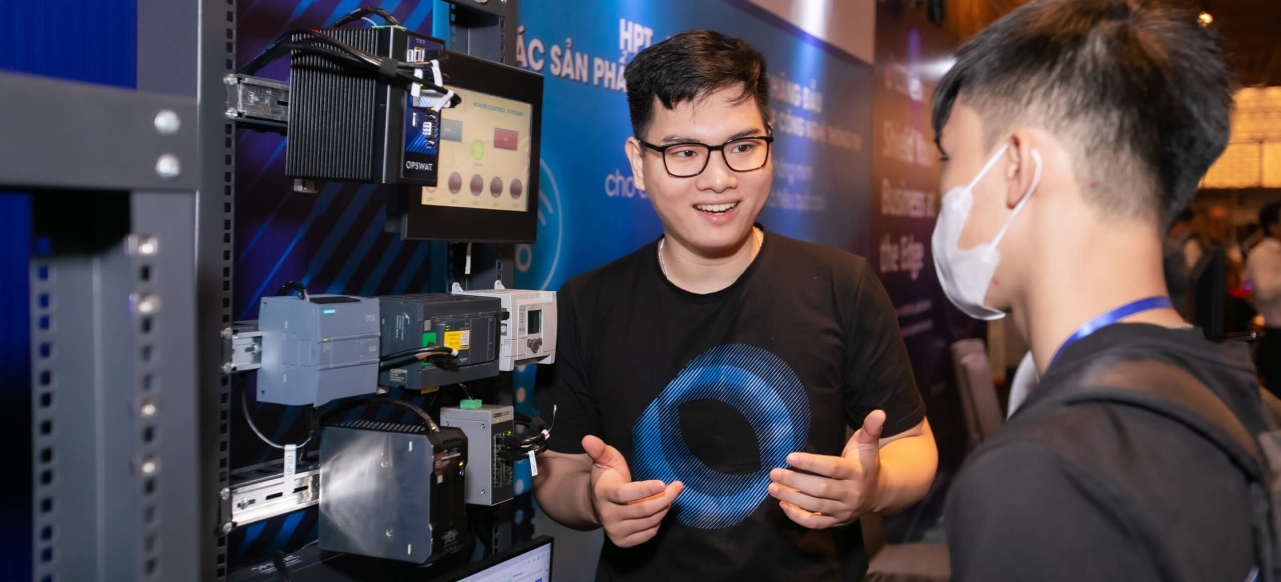 サイバーセキュリティ・カンファレンスのブースで、OPSWAT 製品を説明するソン・タイ。