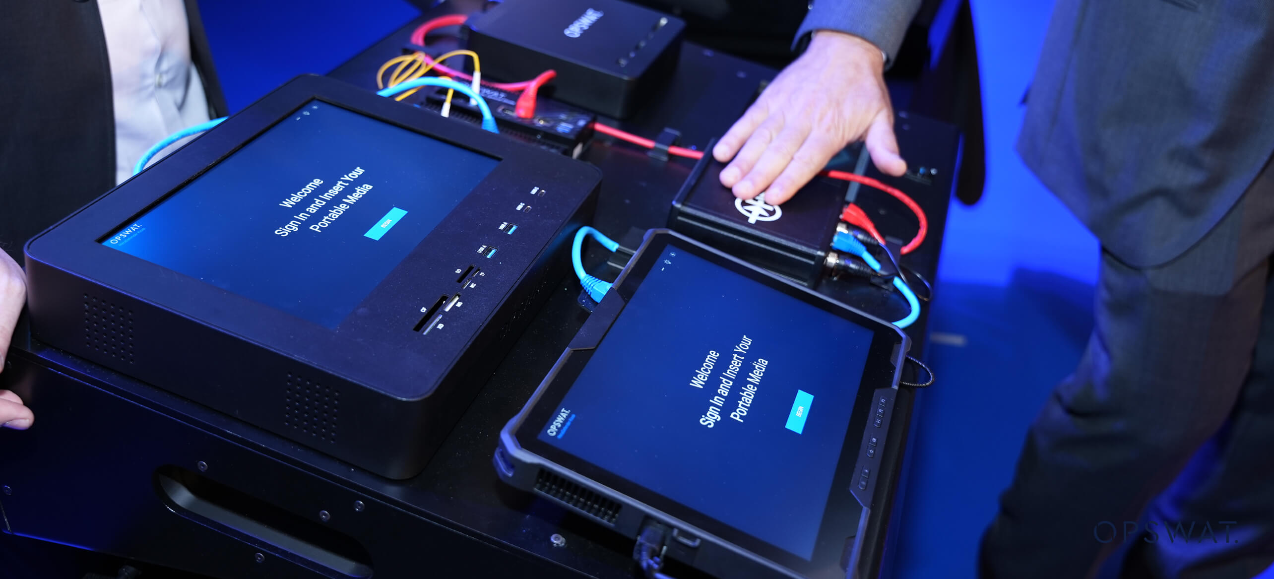 GISEC Global 2025'te uygulamalı siber güvenlik gösterimlerini vurgulayan OPSWAT CIP Mobile Laboratuvarı'nın el sunumu