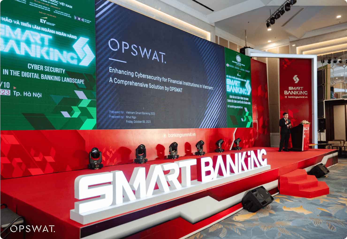 男子在紅色智慧銀行活動舞台上發言 回復