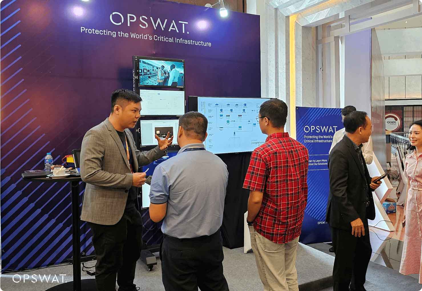 opswat 團隊在會議上與出席者交談 opswat 攤位