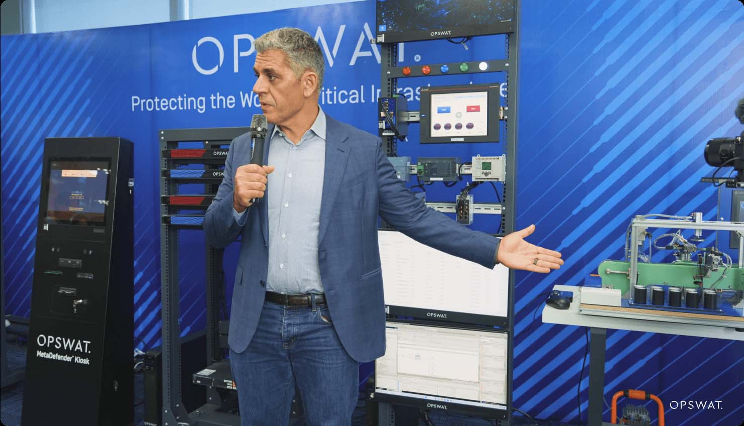 OPSWAT CIPラボのブースで講演する創業者のベニー・ツァーニー氏