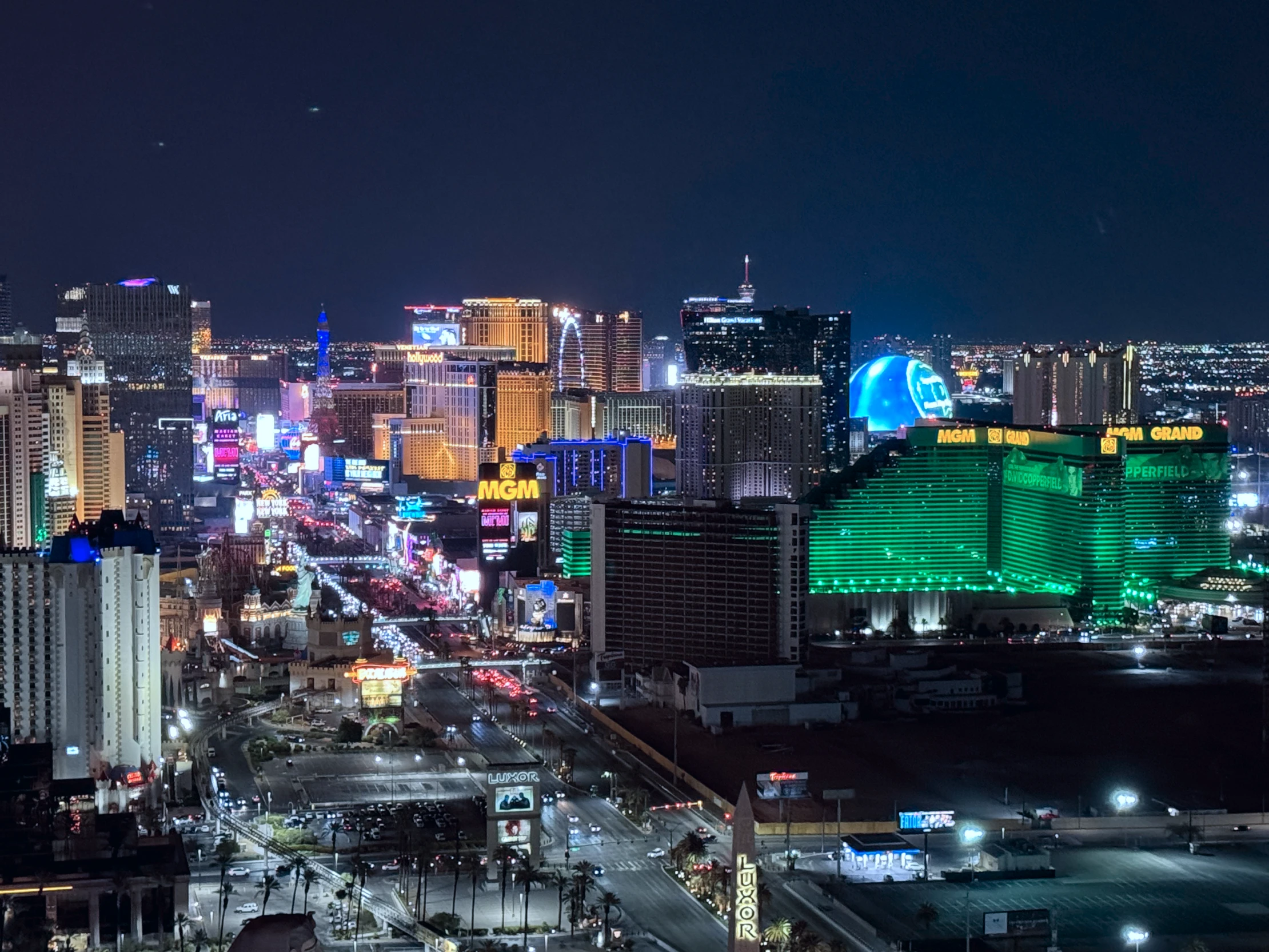 Veduta aerea notturna della Strip di Las Vegas, con in evidenza l'MGM Grand, sede della conferenza Black Hat 2025