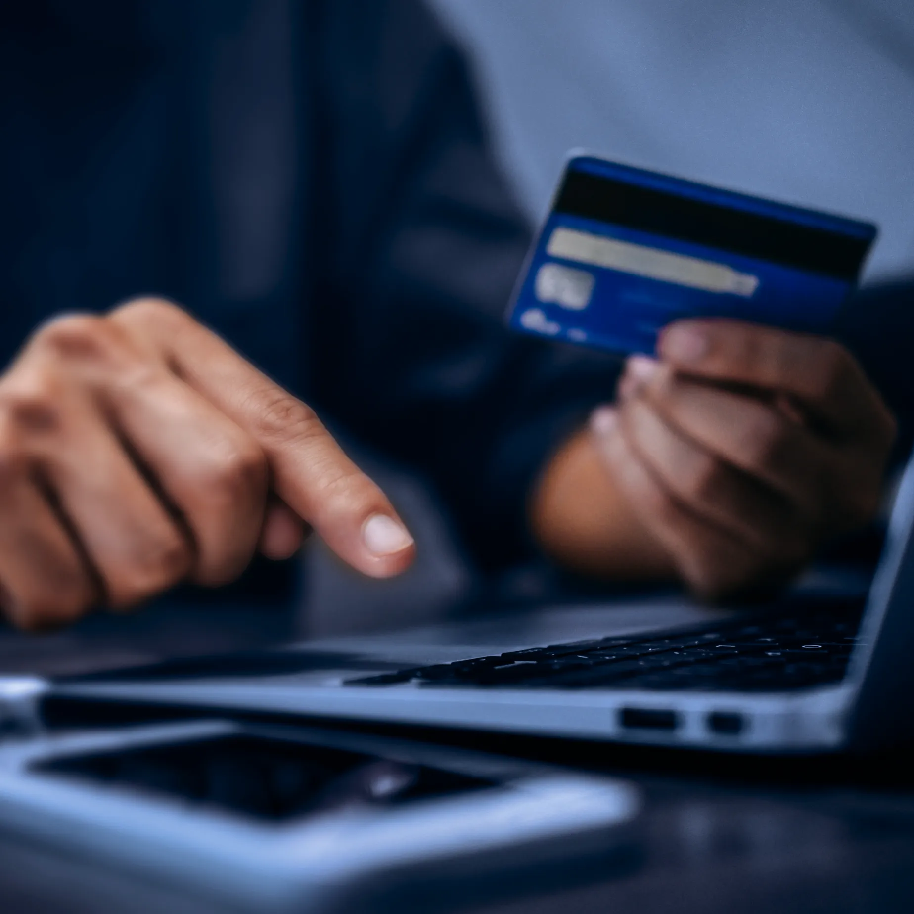 使用信用卡和计算机的人